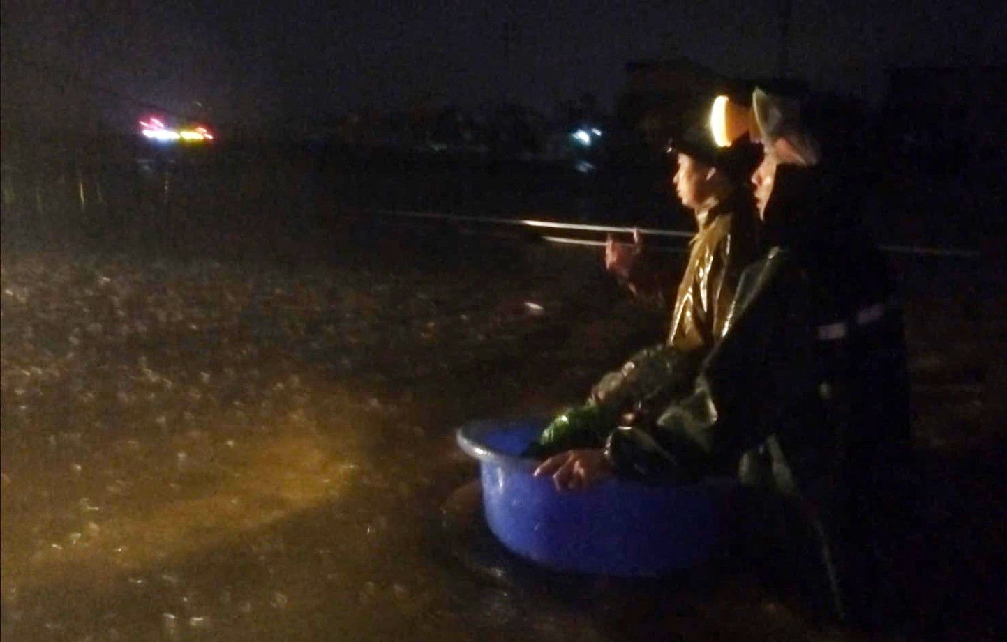 Lực lượng bộ đội, công an trắng đêm sơ tán người dân đến nơi an toàn- Ảnh 2. Lực lượng bộ đội, công an trắng đêm sơ tán người dân đến nơi an toàn- Ảnh 2.