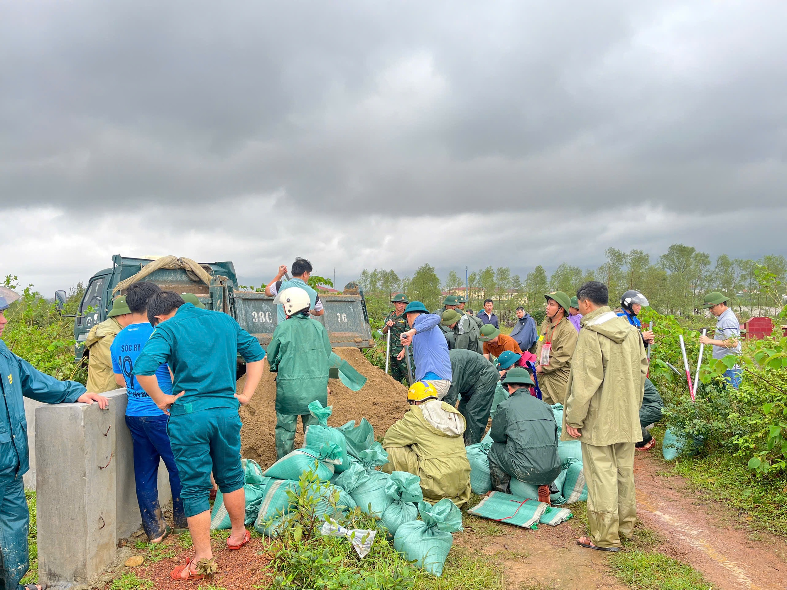 Lực lượng bộ đội, công an trắng đêm sơ tán người dân đến nơi an toàn- Ảnh 4. Lực lượng bộ đội, công an trắng đêm sơ tán người dân đến nơi an toàn- Ảnh 4.