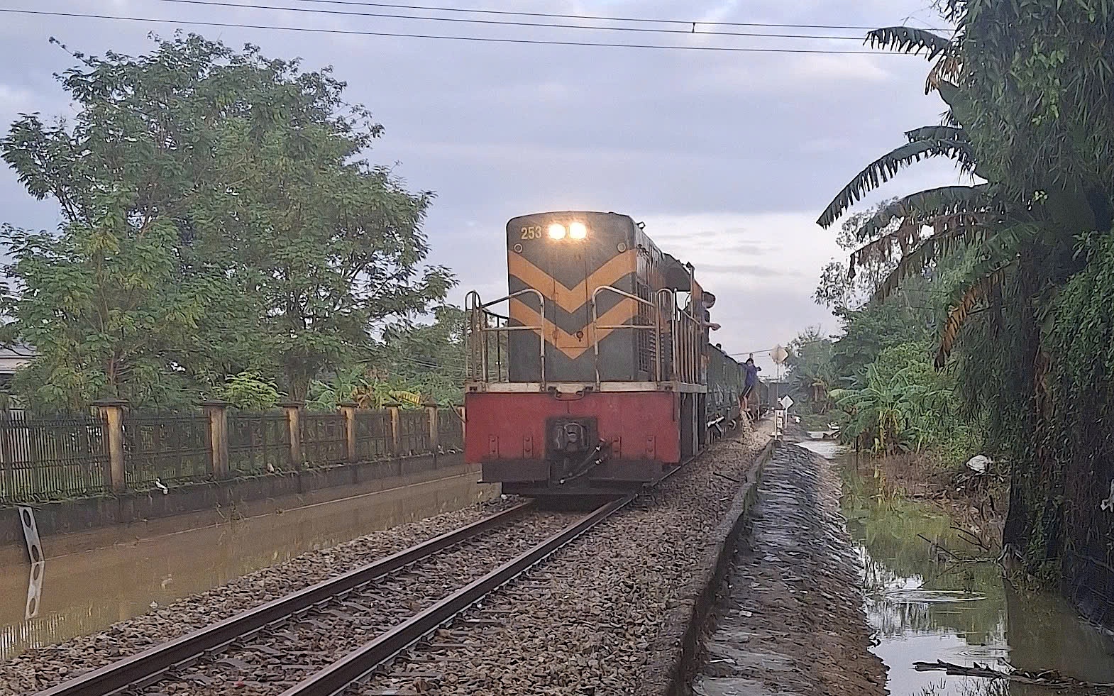 Đường sắt lại điều tàu hàng “trấn giữ” cầu Bạch Hổ giữa lũ lớn sông Hương- Ảnh 2. Sau 3 ngày nỗ lực xuyên đêm, đường sắt Bắc - Nam qua Huế thông trở lại