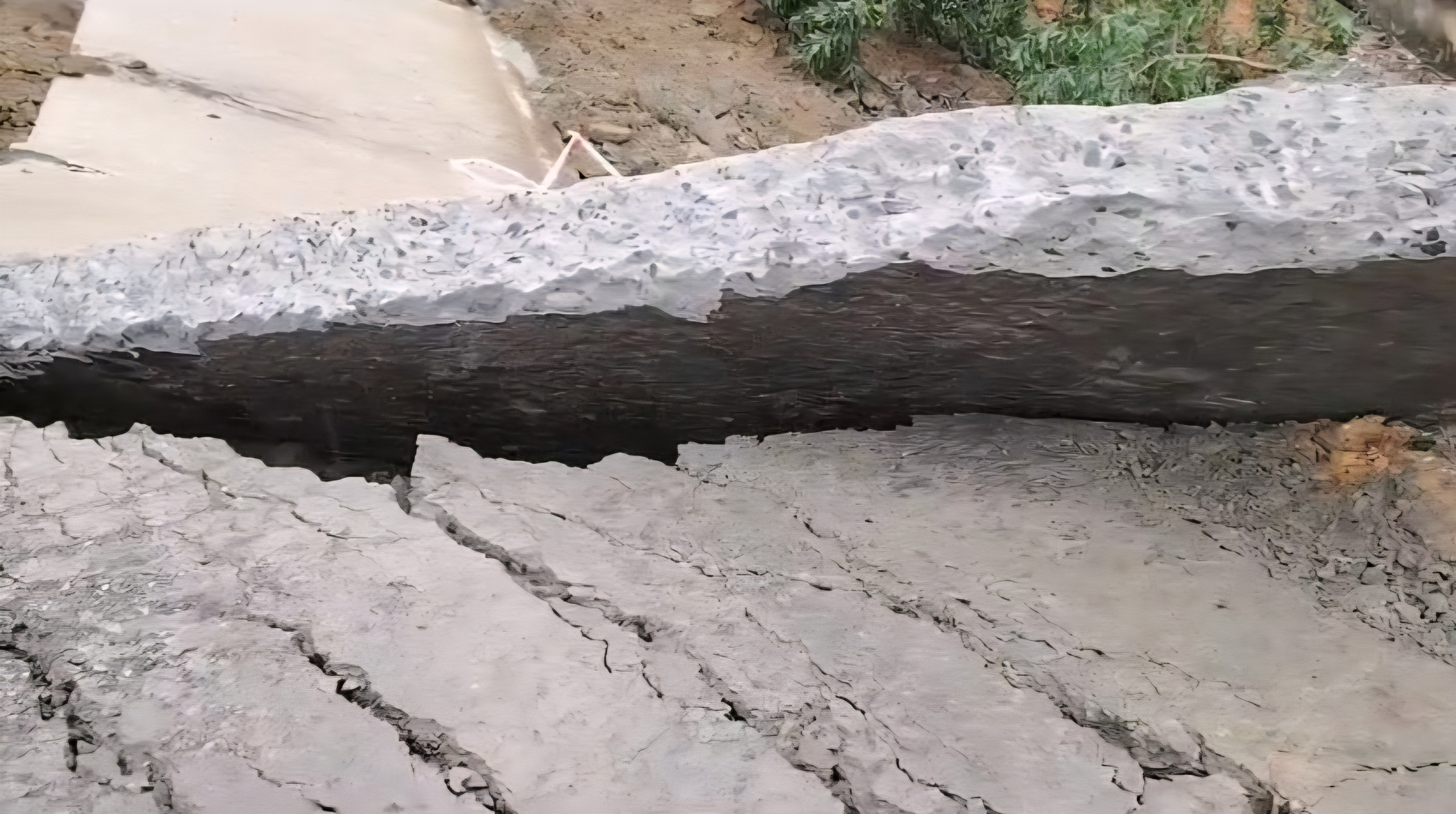 Sạt lở taluy âm làm đứt gãy mặt đường Hồ Chí Minh qua Đà Nẵng- Ảnh 3. Sạt lở taluy âm làm đứt gãy mặt đường Hồ Chí Minh qua Đà Nẵng- Ảnh 3.