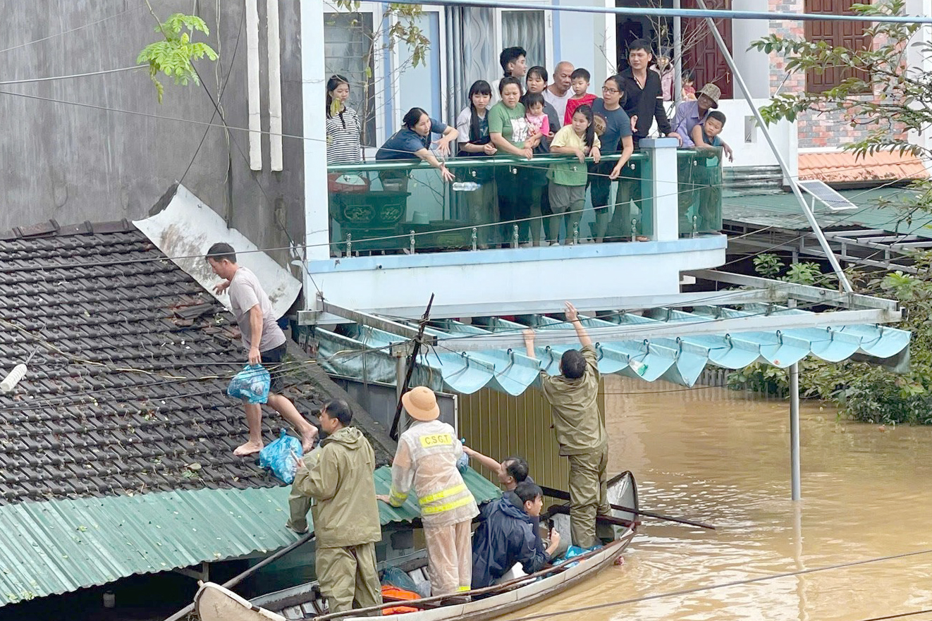 Mưa lũ ở Trung Bộ: Bộ trưởng Công an yêu cầu "cứu dân là trên hết, trước hết"- Ảnh 1. Mưa lũ ở Trung Bộ: Bộ trưởng Công an yêu cầu "cứu dân là trên hết, trước hết"- Ảnh 1.