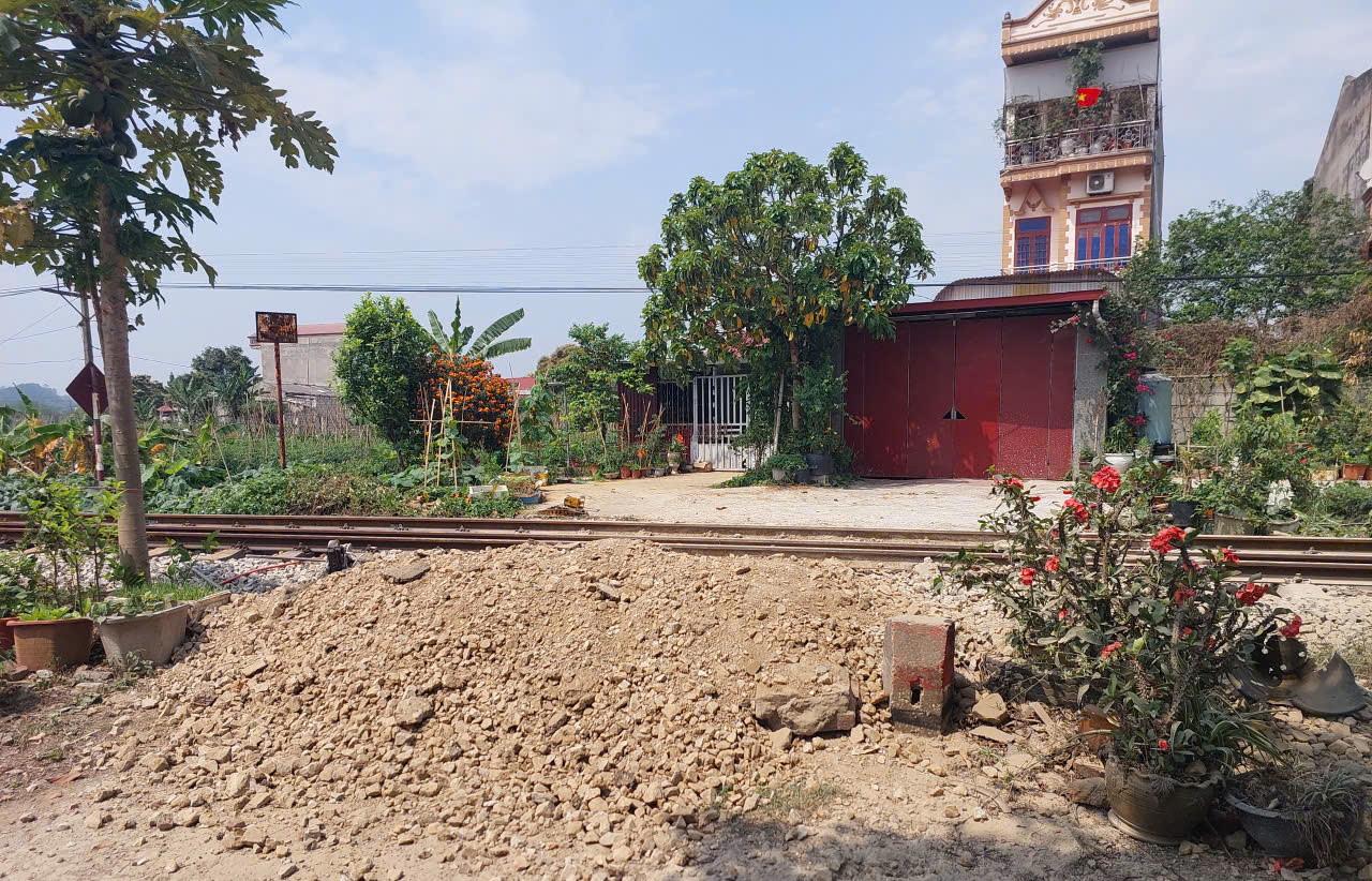 Đẩy nhanh tiến độ xóa lối đi tự mở để hạn chế tai nạn giao thông đường sắt tại Lạng Sơn- Ảnh 3. Đẩy nhanh tiến độ xóa lối đi tự mở để hạn chế tai nạn giao thông đường sắt tại Lạng Sơn- Ảnh 3.