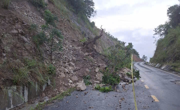 Gia Lai: Khẩn trương xử lý sạt lở đèo Tô Na trên QL25- Ảnh 1. Gia Lai: Khẩn trương xử lý sạt lở đèo Tô Na trên QL25- Ảnh 1.