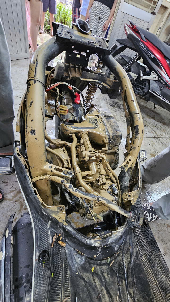 Huế: Hàng nghìn xe máy xếp hàng chờ "giải cứu” miễn phí- Ảnh 10. Huế: Hàng nghìn xe máy xếp hàng chờ "giải cứu” miễn phí- Ảnh 10.