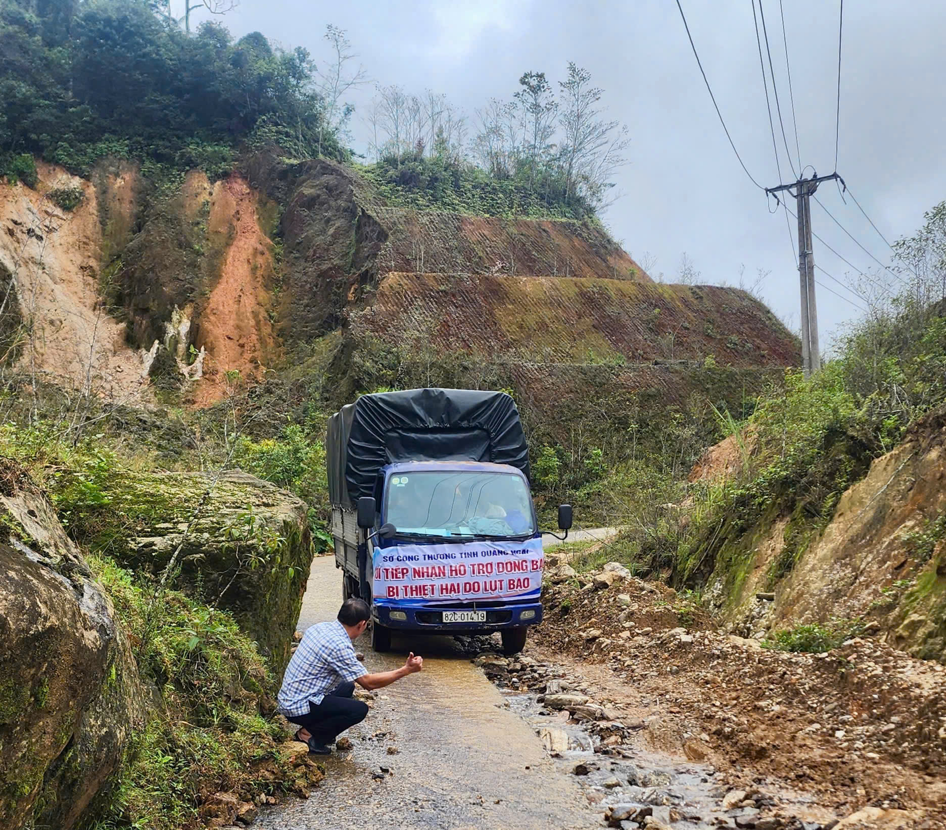 Băng rừng, mở đường mòn tiếp tế lương thực cho người dân bị cô lập ở Quảng Ngãi- Ảnh 8. Băng rừng, mở đường mòn tiếp tế lương thực cho người dân bị cô lập ở Quảng Ngãi- Ảnh 8.