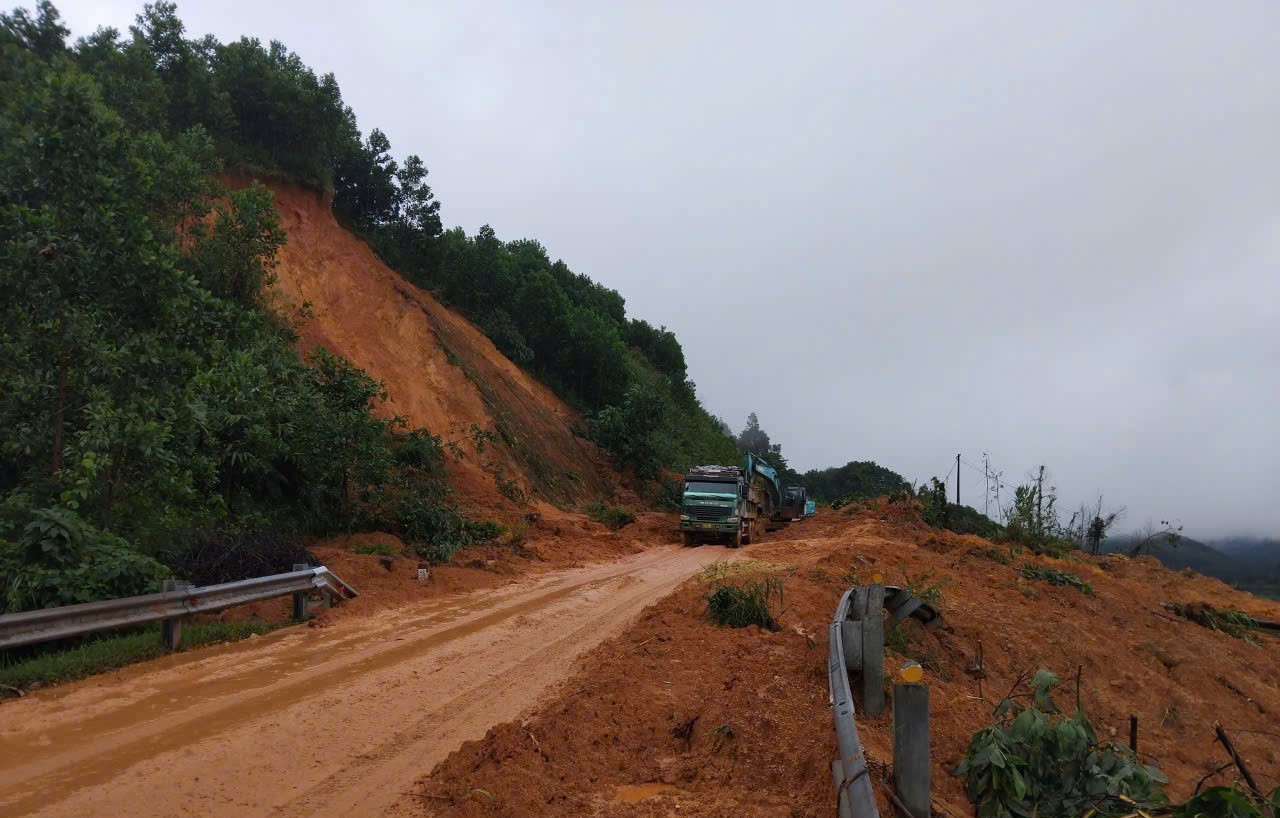 Huế: Còn hơn 13.272 ngôi nhà bị ngập, một số đường vẫn chưa thể lưu thông- Ảnh 3. Huế: Còn hơn 13.272 ngôi nhà bị ngập, một số đường vẫn chưa thể lưu thông- Ảnh 3.