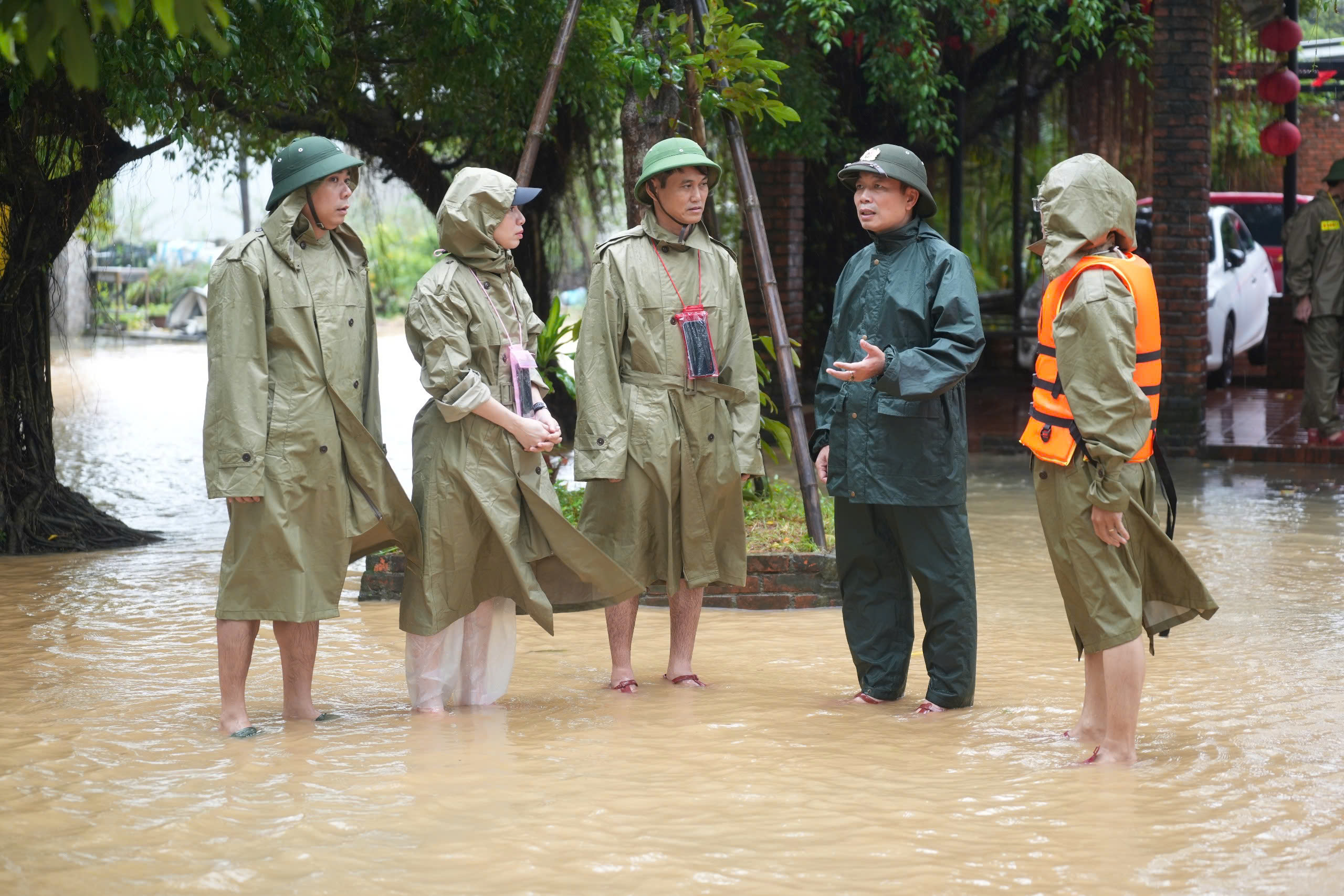 Huế: Còn hơn 13.272 ngôi nhà bị ngập, một số đường vẫn chưa thể lưu thông- Ảnh 2. Huế: Còn hơn 13.272 ngôi nhà bị ngập, một số đường vẫn chưa thể lưu thông- Ảnh 2.