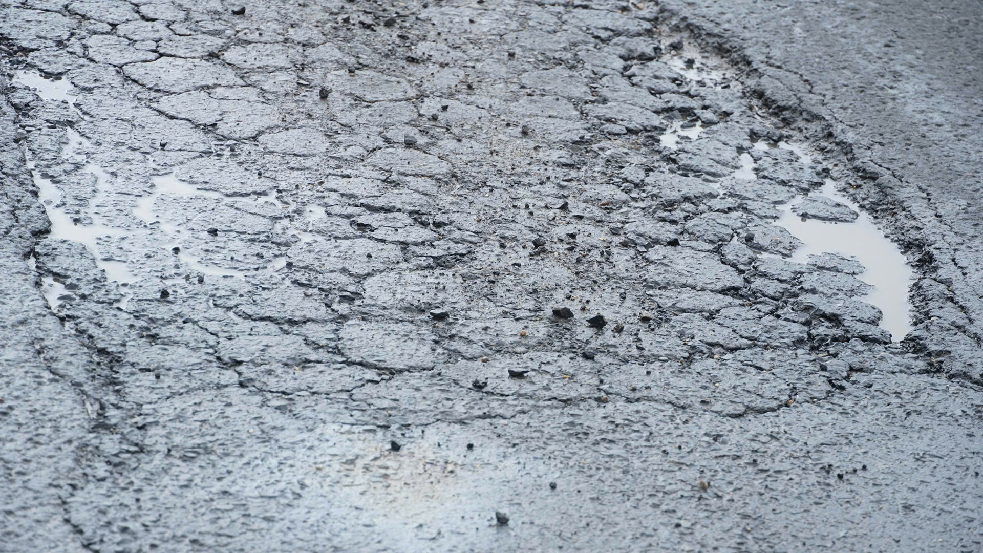 Đường Hồ Chí Minh đoạn Quảng Ngãi - Gia Lai xuống cấp gây mất ATGT- Ảnh 7. Đường Hồ Chí Minh đoạn Quảng Ngãi - Gia Lai xuống cấp gây mất ATGT- Ảnh 7.