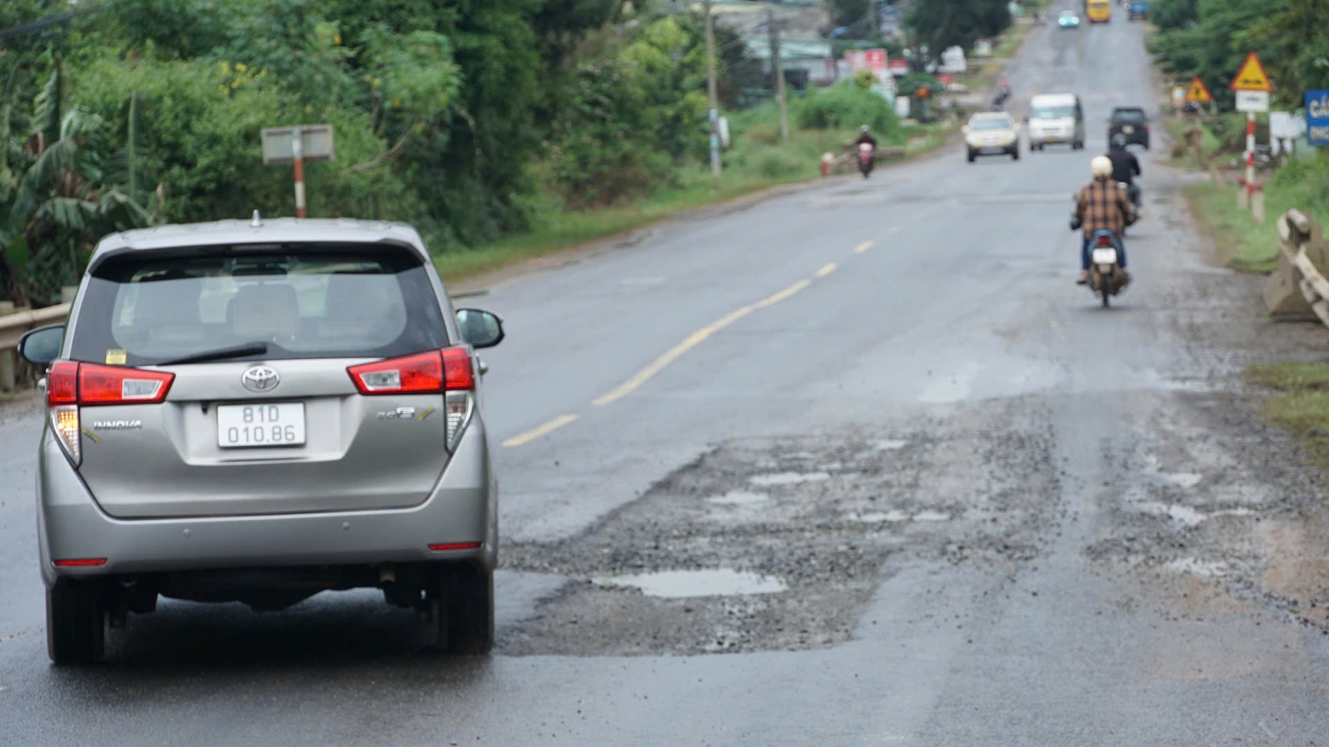 Đường Hồ Chí Minh đoạn Quảng Ngãi - Gia Lai xuống cấp gây mất ATGT- Ảnh 3. Đường Hồ Chí Minh đoạn Quảng Ngãi - Gia Lai xuống cấp gây mất ATGT- Ảnh 3.