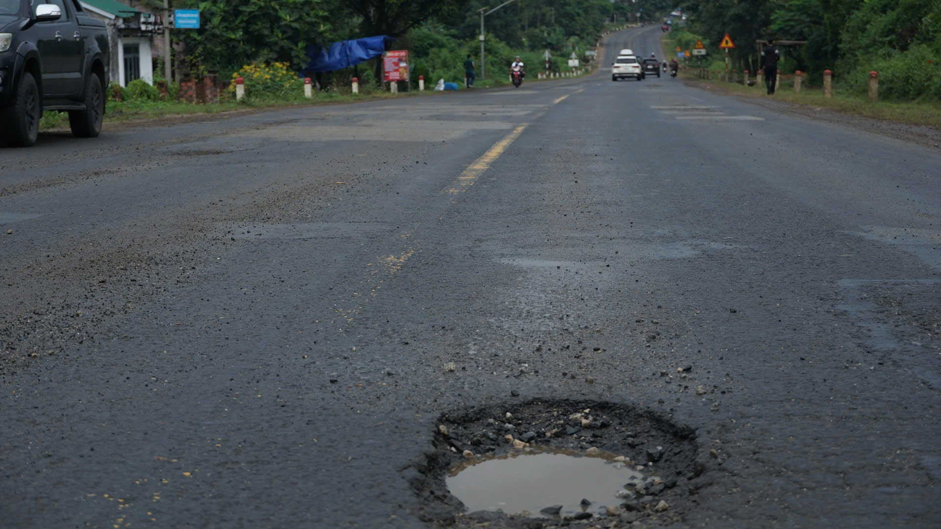 Đường Hồ Chí Minh đoạn Quảng Ngãi - Gia Lai xuống cấp gây mất ATGT- Ảnh 9. Đường Hồ Chí Minh đoạn Quảng Ngãi - Gia Lai xuống cấp gây mất ATGT- Ảnh 9.