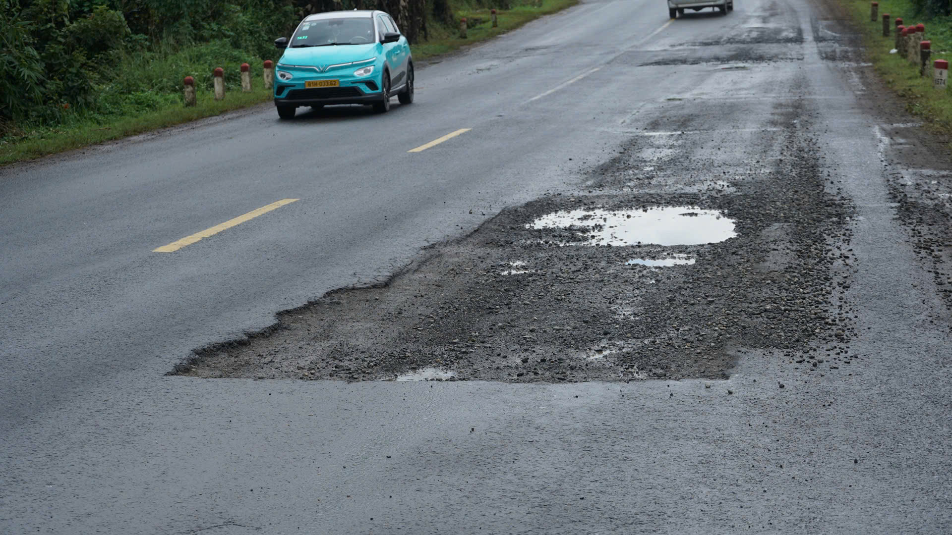 Đường Hồ Chí Minh đoạn Quảng Ngãi - Gia Lai xuống cấp gây mất ATGT- Ảnh 6. Đường Hồ Chí Minh đoạn Quảng Ngãi - Gia Lai xuống cấp gây mất ATGT- Ảnh 6.