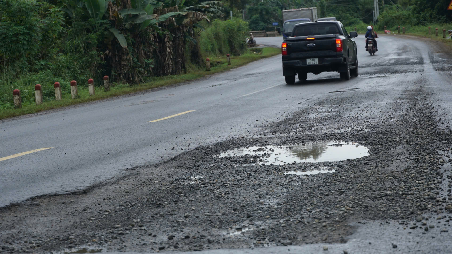 Đường Hồ Chí Minh đoạn Quảng Ngãi - Gia Lai xuống cấp gây mất ATGT- Ảnh 8. Đường Hồ Chí Minh đoạn Quảng Ngãi - Gia Lai xuống cấp gây mất ATGT- Ảnh 8.