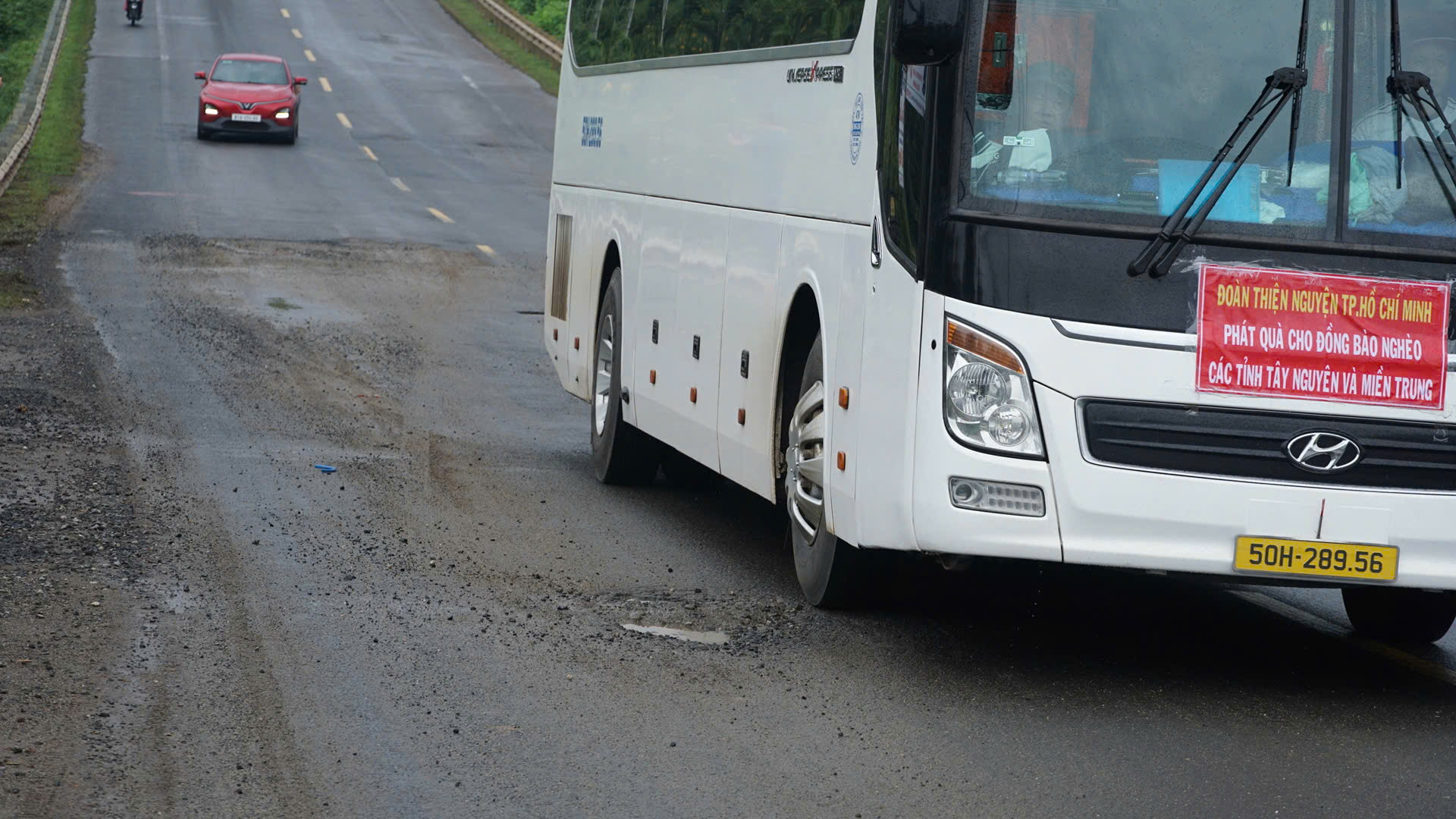 Đường Hồ Chí Minh đoạn Quảng Ngãi - Gia Lai xuống cấp gây mất ATGT- Ảnh 2. Đường Hồ Chí Minh đoạn Quảng Ngãi - Gia Lai xuống cấp gây mất ATGT- Ảnh 2.