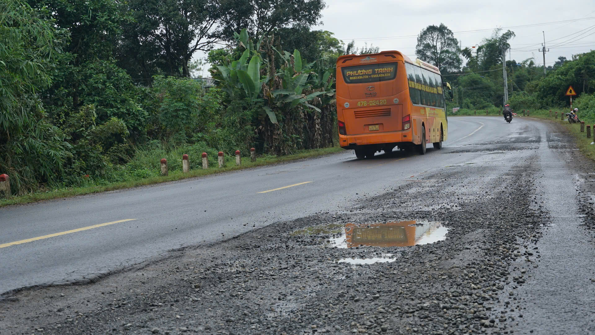 Đường Hồ Chí Minh đoạn Quảng Ngãi - Gia Lai xuống cấp gây mất ATGT- Ảnh 1. Đường Hồ Chí Minh đoạn Quảng Ngãi - Gia Lai xuống cấp gây mất ATGT- Ảnh 1.