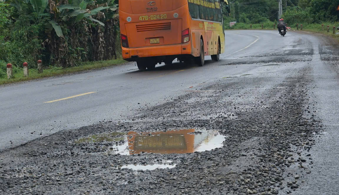 Đường Hồ Chí Minh đoạn Quảng Ngãi - Gia Lai xuống cấp gây mất ATGT- Ảnh 10. Đường Hồ Chí Minh đoạn Quảng Ngãi - Gia Lai xuống cấp gây mất ATGT- Ảnh 10.