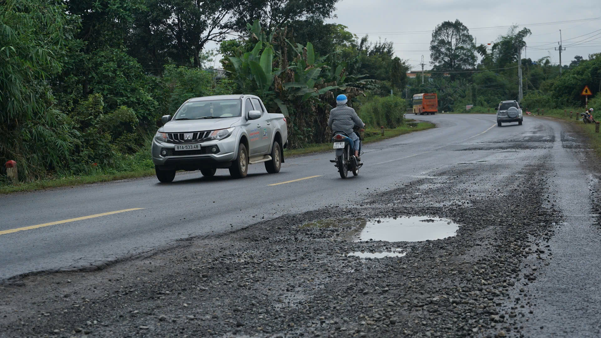 Đường Hồ Chí Minh đoạn Quảng Ngãi - Gia Lai xuống cấp gây mất ATGT- Ảnh 4. Đường Hồ Chí Minh đoạn Quảng Ngãi - Gia Lai xuống cấp gây mất ATGT- Ảnh 4.