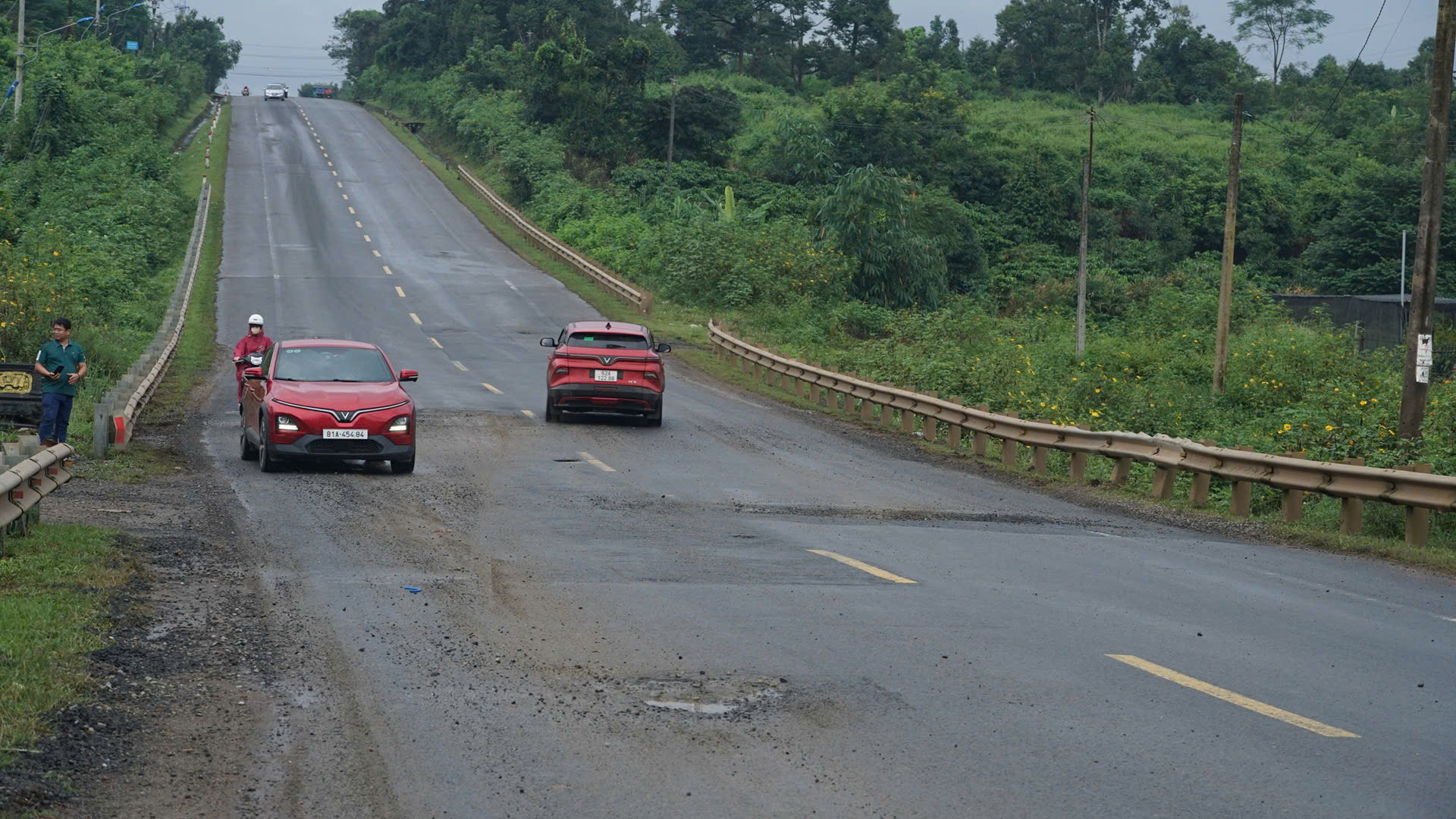 Đường Hồ Chí Minh đoạn Quảng Ngãi - Gia Lai xuống cấp gây mất ATGT- Ảnh 5. Đường Hồ Chí Minh đoạn Quảng Ngãi - Gia Lai xuống cấp gây mất ATGT- Ảnh 5.