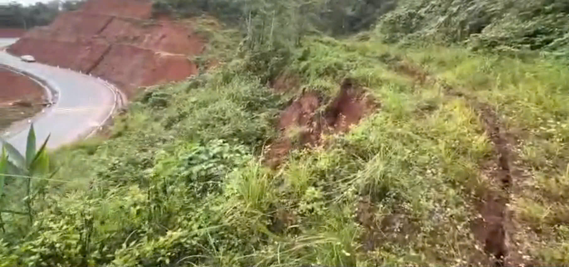 Hai vệt nứt núi uy hiếp an toàn quốc lộ 24 qua Quảng Ngãi- Ảnh 1. Hai vệt nứt núi uy hiếp an toàn quốc lộ 24 qua Quảng Ngãi- Ảnh 1.