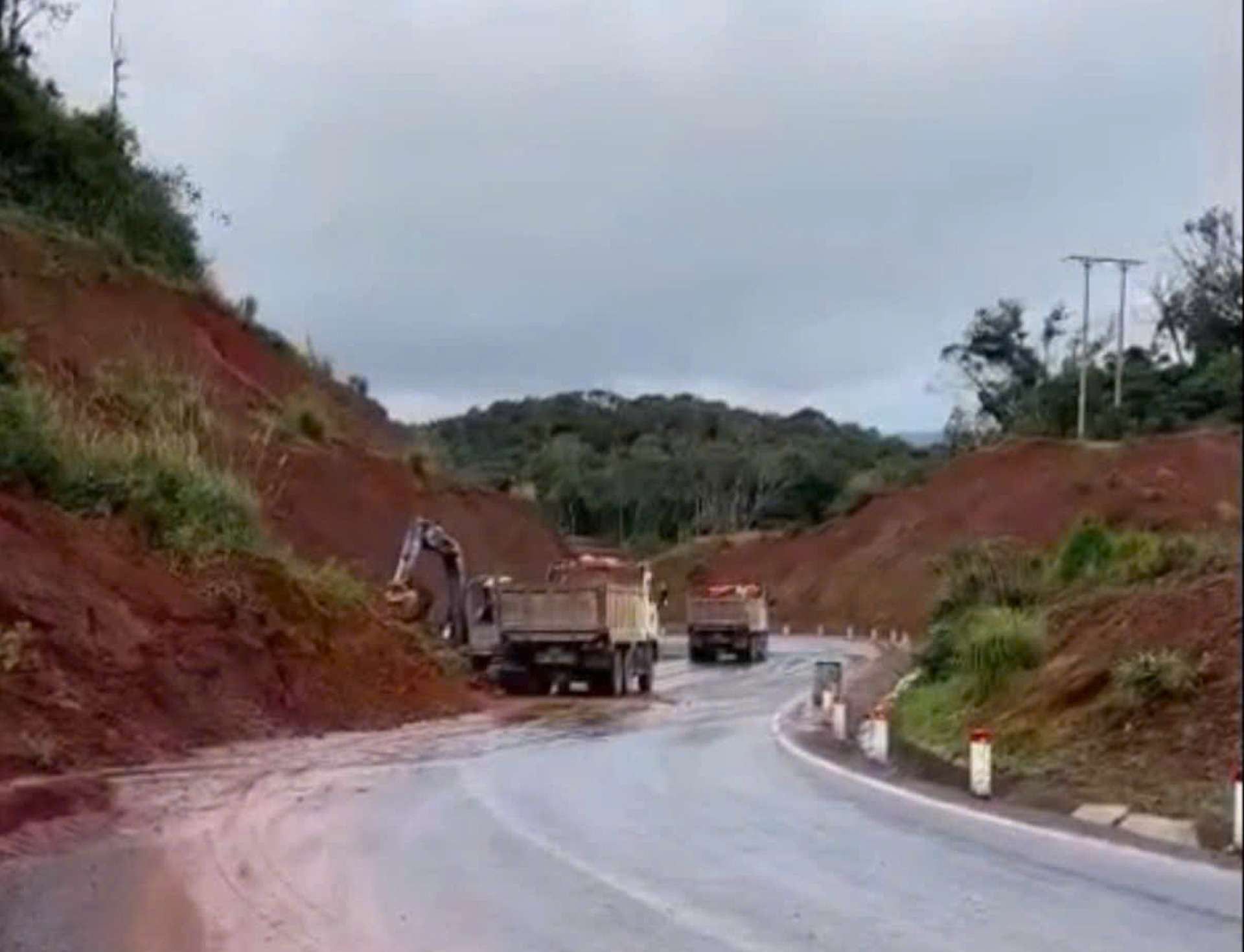 Hai vệt nứt núi uy hiếp an toàn quốc lộ 24 qua Quảng Ngãi- Ảnh 2. Hai vệt nứt núi uy hiếp an toàn quốc lộ 24 qua Quảng Ngãi- Ảnh 2.