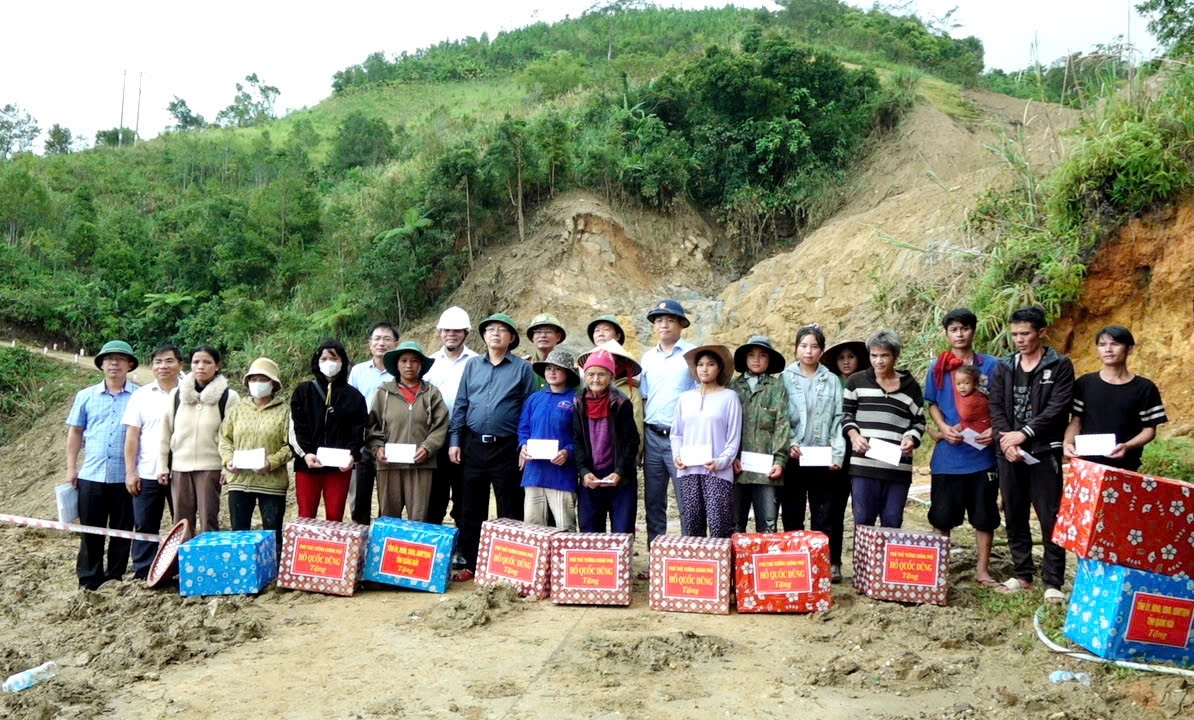 Phó Thủ tướng: Khẩn trương làm cầu tạm, thông đường ở vùng sạt lở miền núi Quảng Ngãi- Ảnh 5. Phó Thủ tướng: Khẩn trương làm cầu tạm, thông đường ở vùng sạt lở miền núi Quảng Ngãi- Ảnh 5.