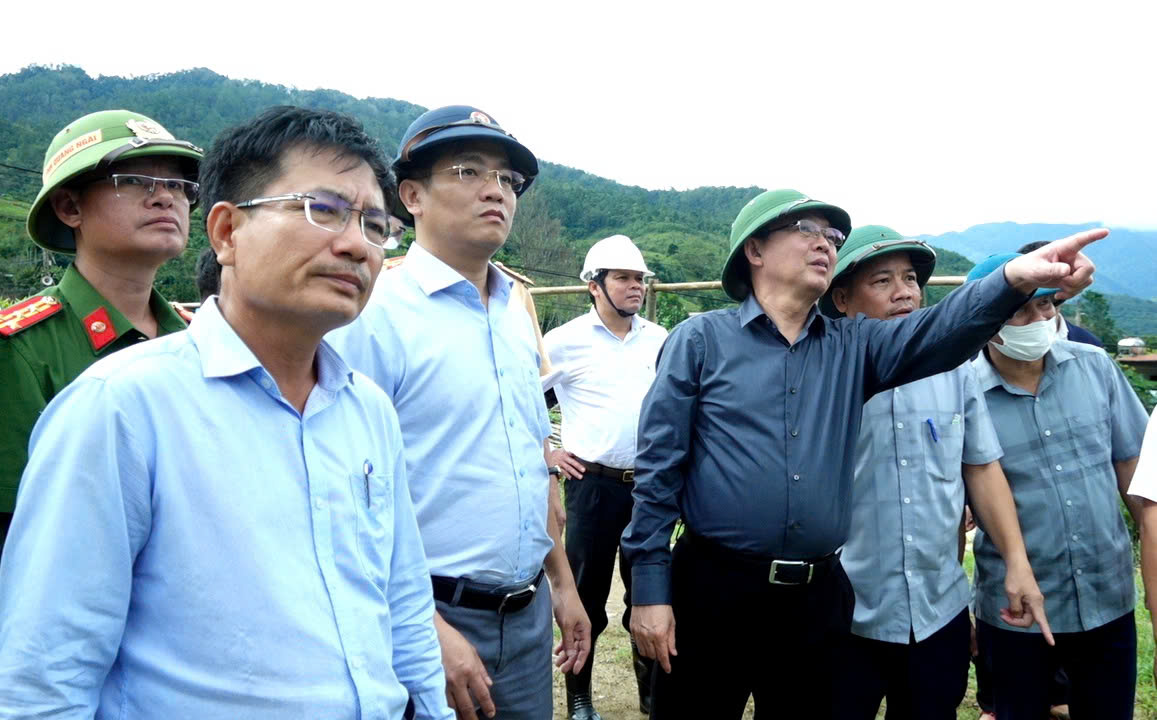 Phó Thủ tướng: Khẩn trương làm cầu tạm, thông đường ở vùng sạt lở miền núi Quảng Ngãi- Ảnh 2. Phó Thủ tướng: Khẩn trương làm cầu tạm, thông đường ở vùng sạt lở miền núi Quảng Ngãi- Ảnh 2.