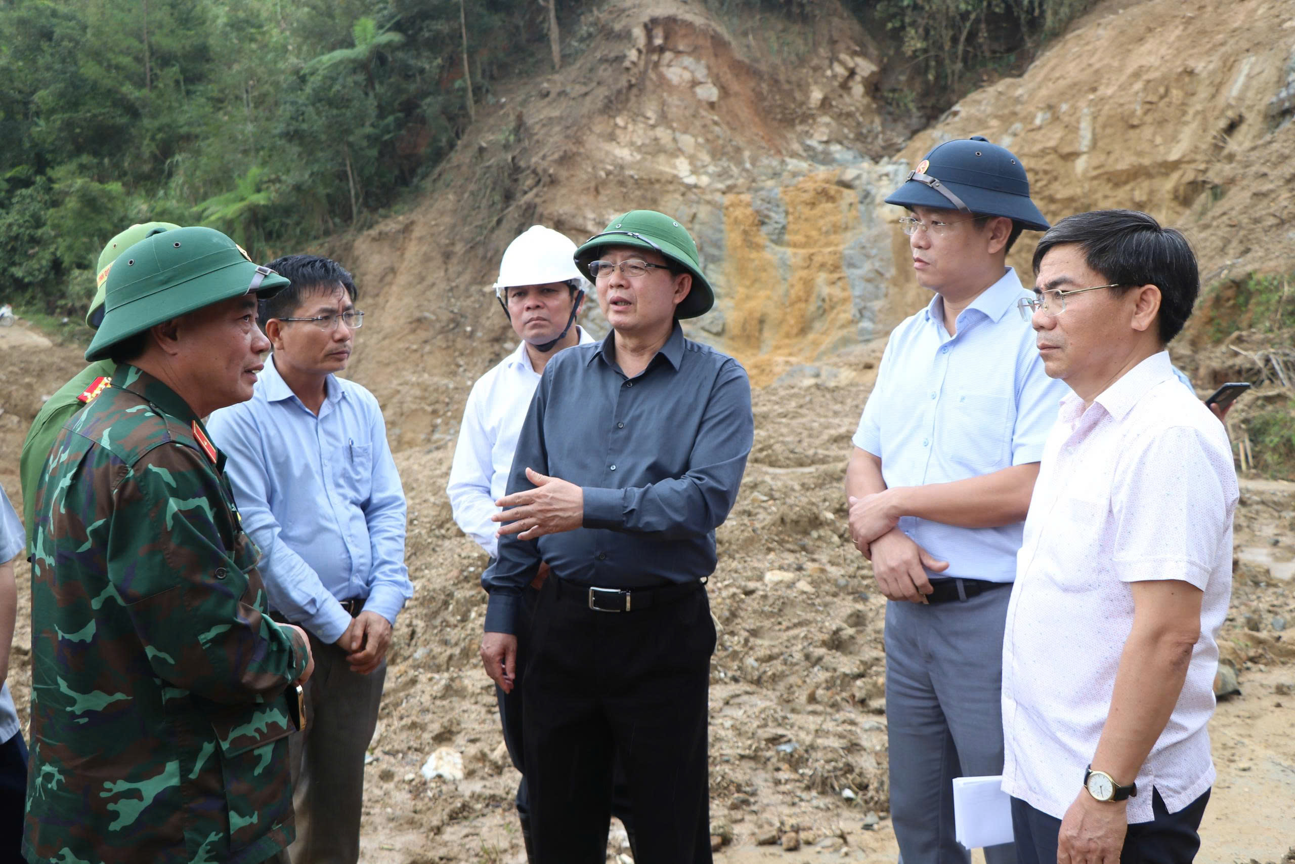 Phó Thủ tướng: Khẩn trương làm cầu tạm, thông đường ở vùng sạt lở miền núi Quảng Ngãi- Ảnh 3. Phó Thủ tướng: Khẩn trương làm cầu tạm, thông đường ở vùng sạt lở miền núi Quảng Ngãi- Ảnh 3.