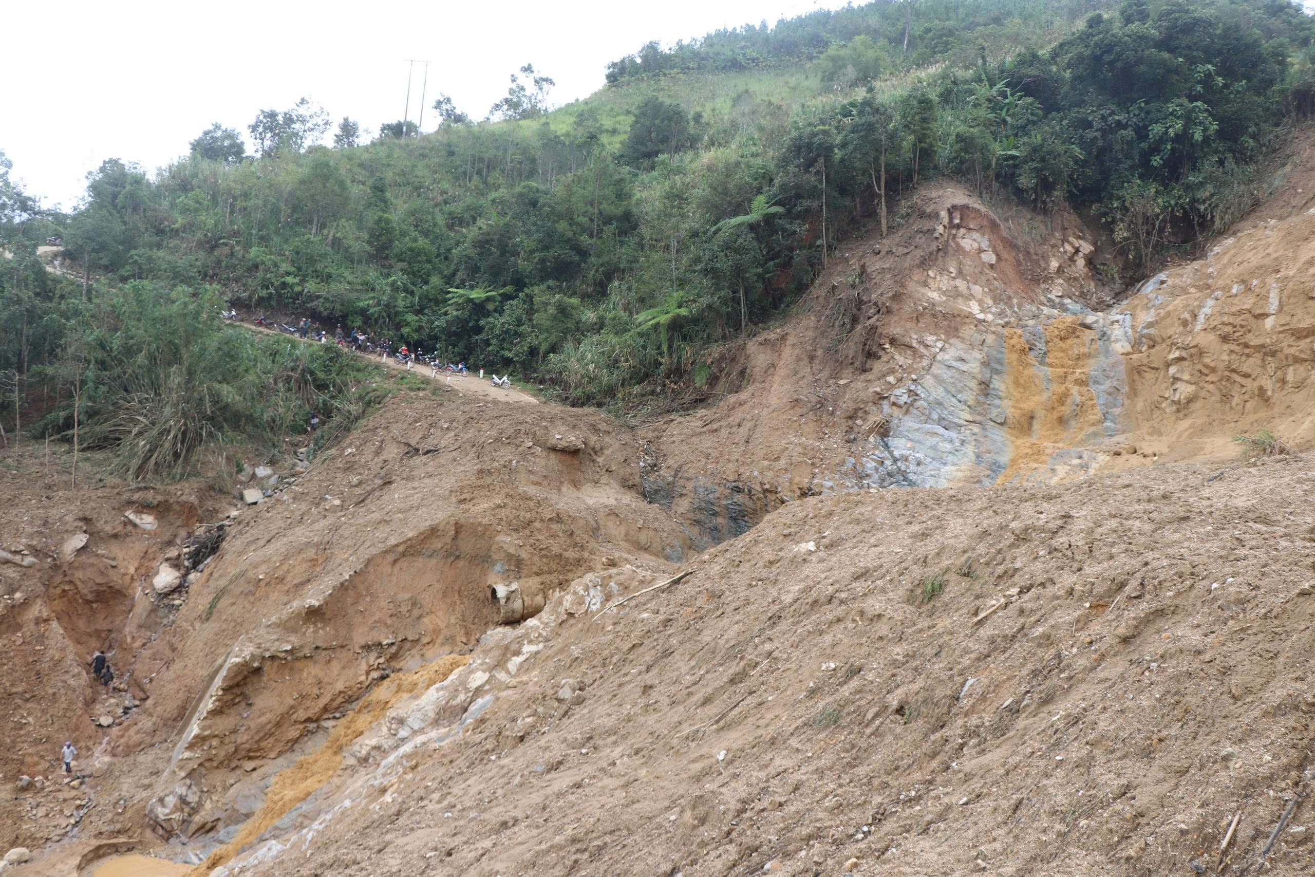 Phó Thủ tướng: Khẩn trương làm cầu tạm, thông đường ở vùng sạt lở miền núi Quảng Ngãi- Ảnh 4. Phó Thủ tướng: Khẩn trương làm cầu tạm, thông đường ở vùng sạt lở miền núi Quảng Ngãi- Ảnh 4.