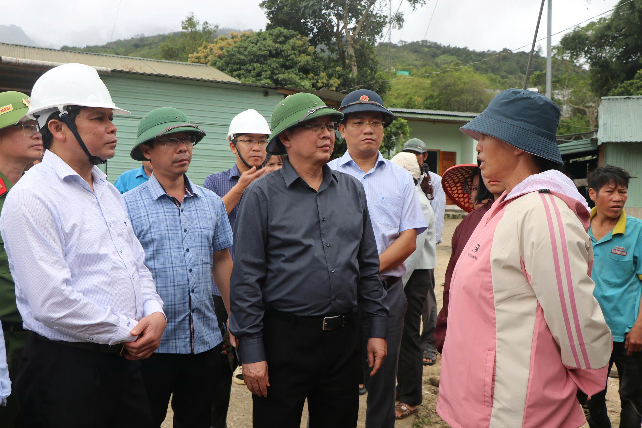 Phó Thủ tướng: Khẩn trương làm cầu tạm, thông đường ở vùng sạt lở miền núi Quảng Ngãi- Ảnh 6. Phó Thủ tướng: Khẩn trương làm cầu tạm, thông đường ở vùng sạt lở miền núi Quảng Ngãi- Ảnh 6.