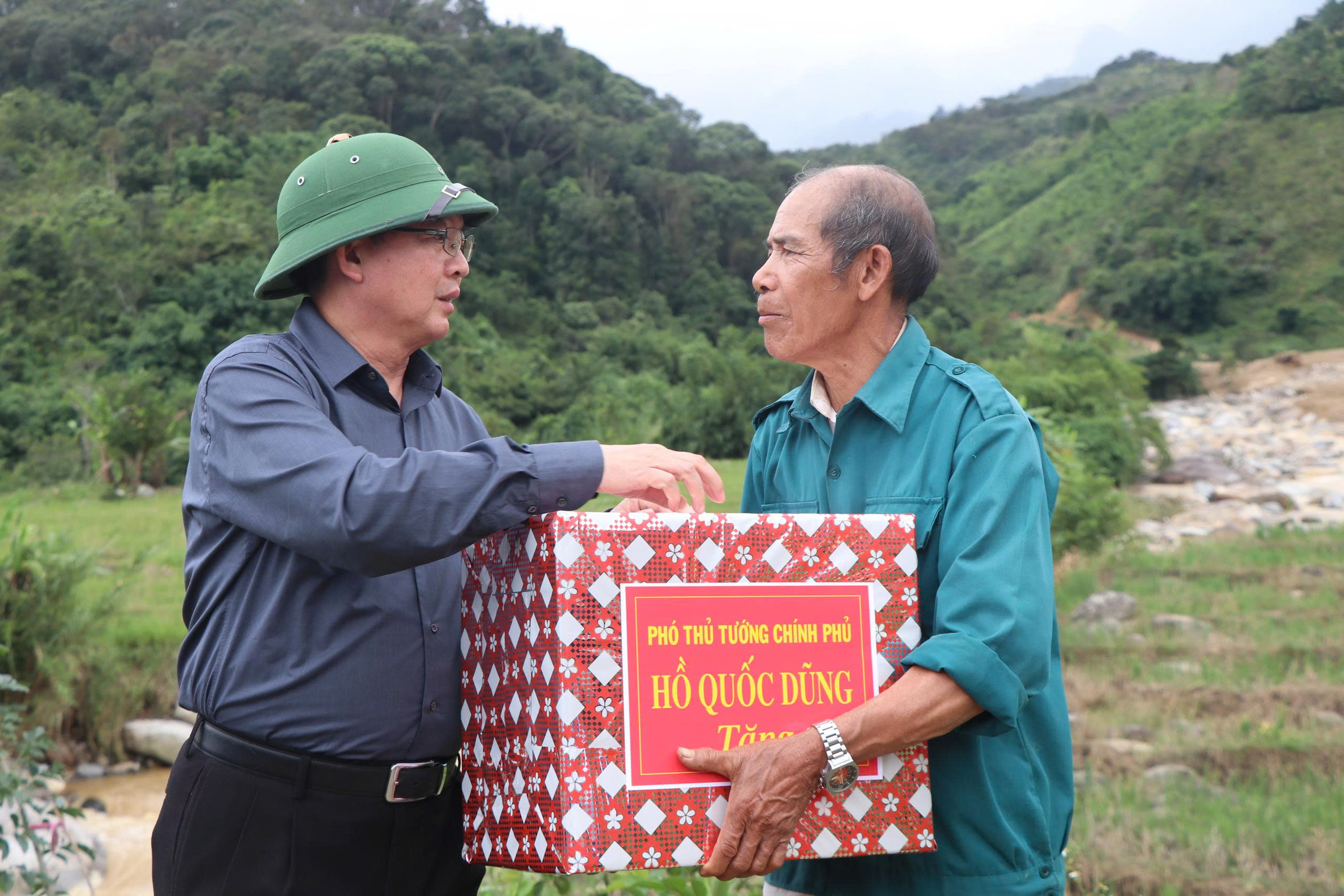 Phó Thủ tướng: Khẩn trương làm cầu tạm, thông đường ở vùng sạt lở miền núi Quảng Ngãi- Ảnh 7. Phó Thủ tướng: Khẩn trương làm cầu tạm, thông đường ở vùng sạt lở miền núi Quảng Ngãi- Ảnh 7.