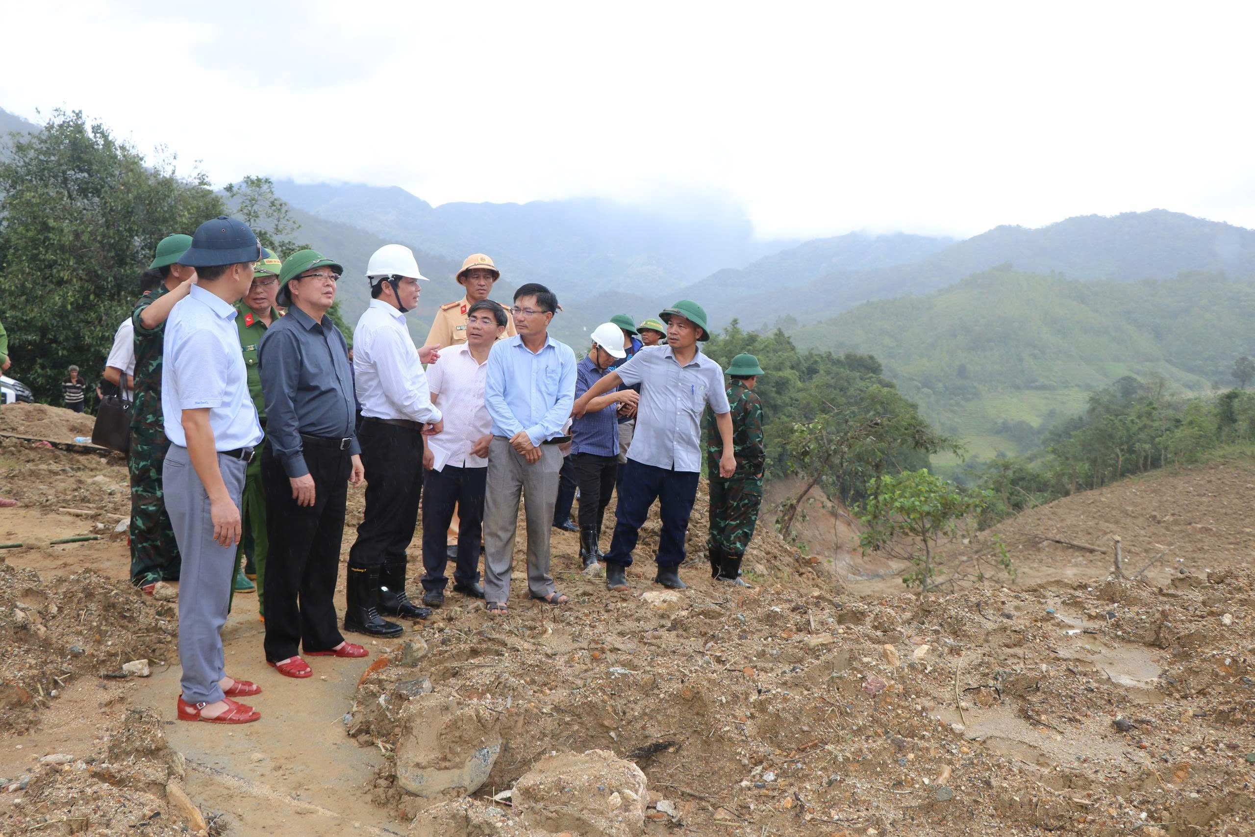 Phó Thủ tướng: Khẩn trương làm cầu tạm, thông đường ở vùng sạt lở miền núi Quảng Ngãi- Ảnh 1. Phó Thủ tướng: Khẩn trương làm cầu tạm, thông đường ở vùng sạt lở miền núi Quảng Ngãi- Ảnh 1.