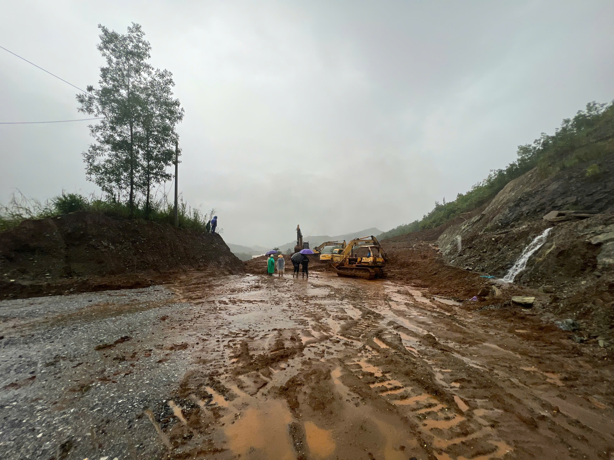 Nỗ lực giải phóng hàng trăm nghìn m3 đất đá sạt lở trên quốc lộ 14E do mưa lũ- Ảnh 2. Nỗ lực giải phóng hàng trăm nghìn m3 đất đá sạt lở trên quốc lộ 14E do mưa lũ- Ảnh 2.