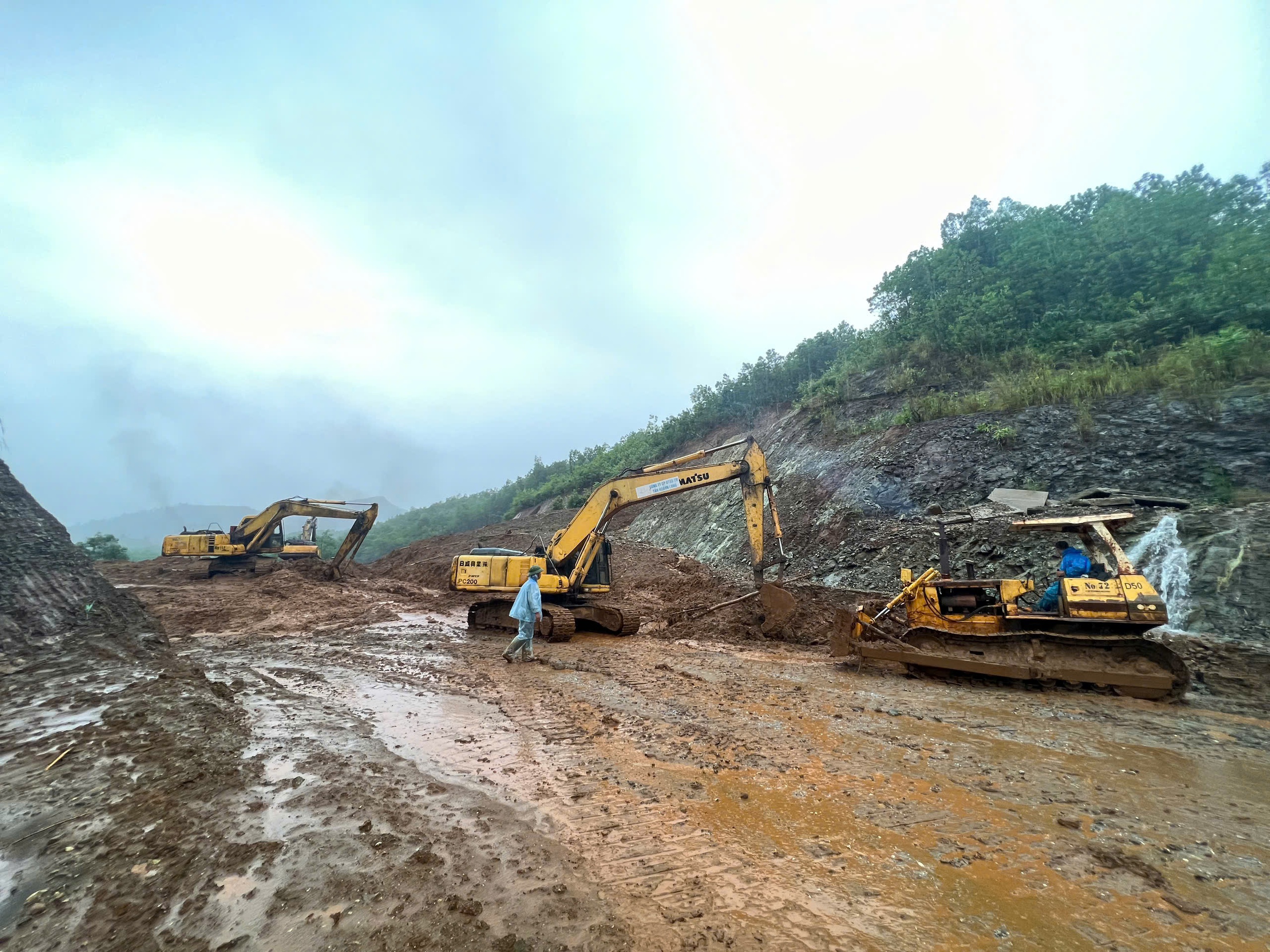 Nỗ lực giải phóng hàng trăm nghìn m3 đất đá sạt lở trên quốc lộ 14E do mưa lũ- Ảnh 1. Nỗ lực giải phóng hàng trăm nghìn m3 đất đá sạt lở trên quốc lộ 14E do mưa lũ- Ảnh 1.