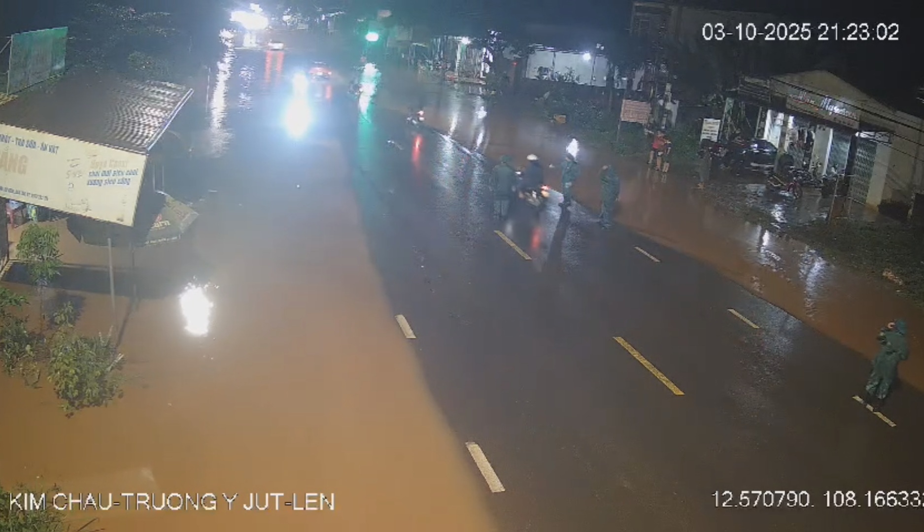 Hiện trường Chủ tịch xã tham gia điều tiết giao thông trên tuyến đường bị ngập, bị ô tô tông tử vong. Hiện trường Chủ tịch xã tham gia điều tiết giao thông trên tuyến đường bị ngập, bị ô tô tông tử vong.