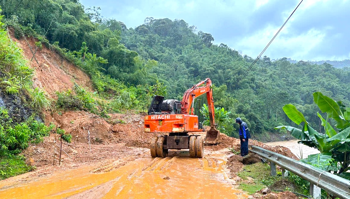 Kích hoạt kịch bản ứng phó bão số 11, không để gián đoạn giao thông- Ảnh 1.