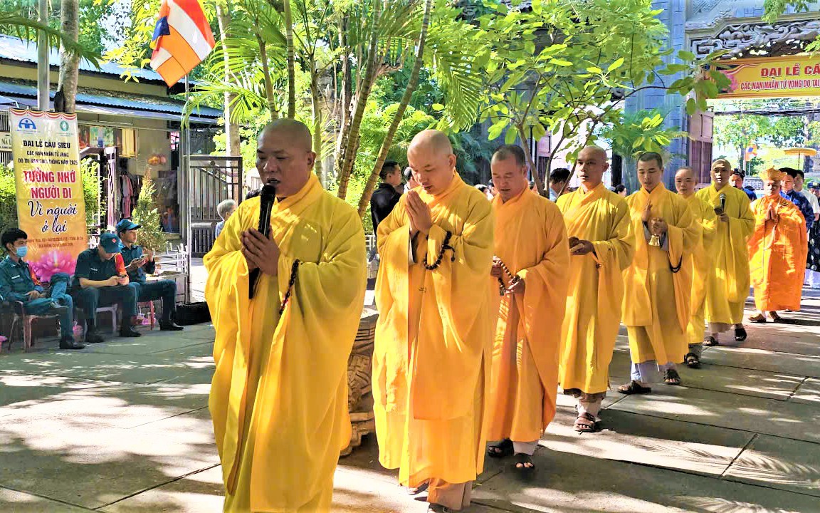 TP.HCM tưởng niệm nạn nhân TNGT: Hãy hành động vì môi trường giao thông an toàn, văn minh- Ảnh 5. Hơn 1.000 người dự Đại lễ cầu siêu các nạn nhân tử vong do tai nạn giao thông năm 2025