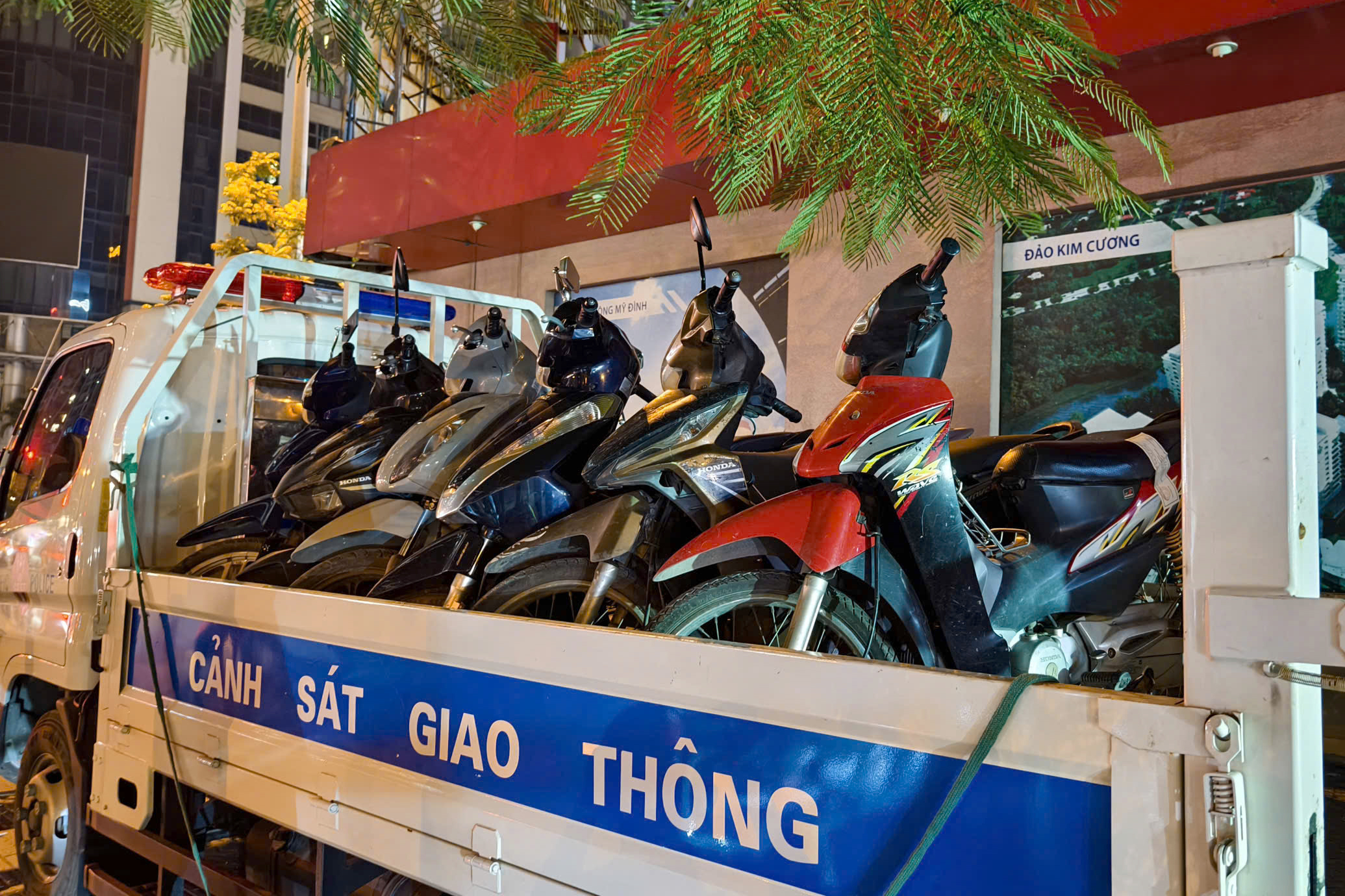 Hà Nội: CSGT đón lõng gần khu ăn nhậu cuối tuần, xử lý hàng loạt "ma men" lái xe- Ảnh 14.