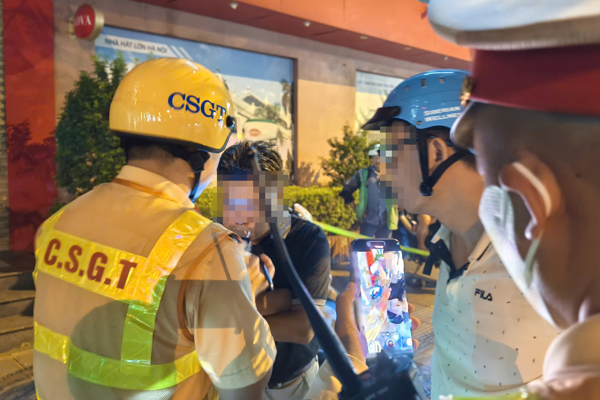 Hà Nội: CSGT đón lõng gần khu ăn nhậu cuối tuần, xử lý hàng loạt "ma men" lái xe- Ảnh 2.