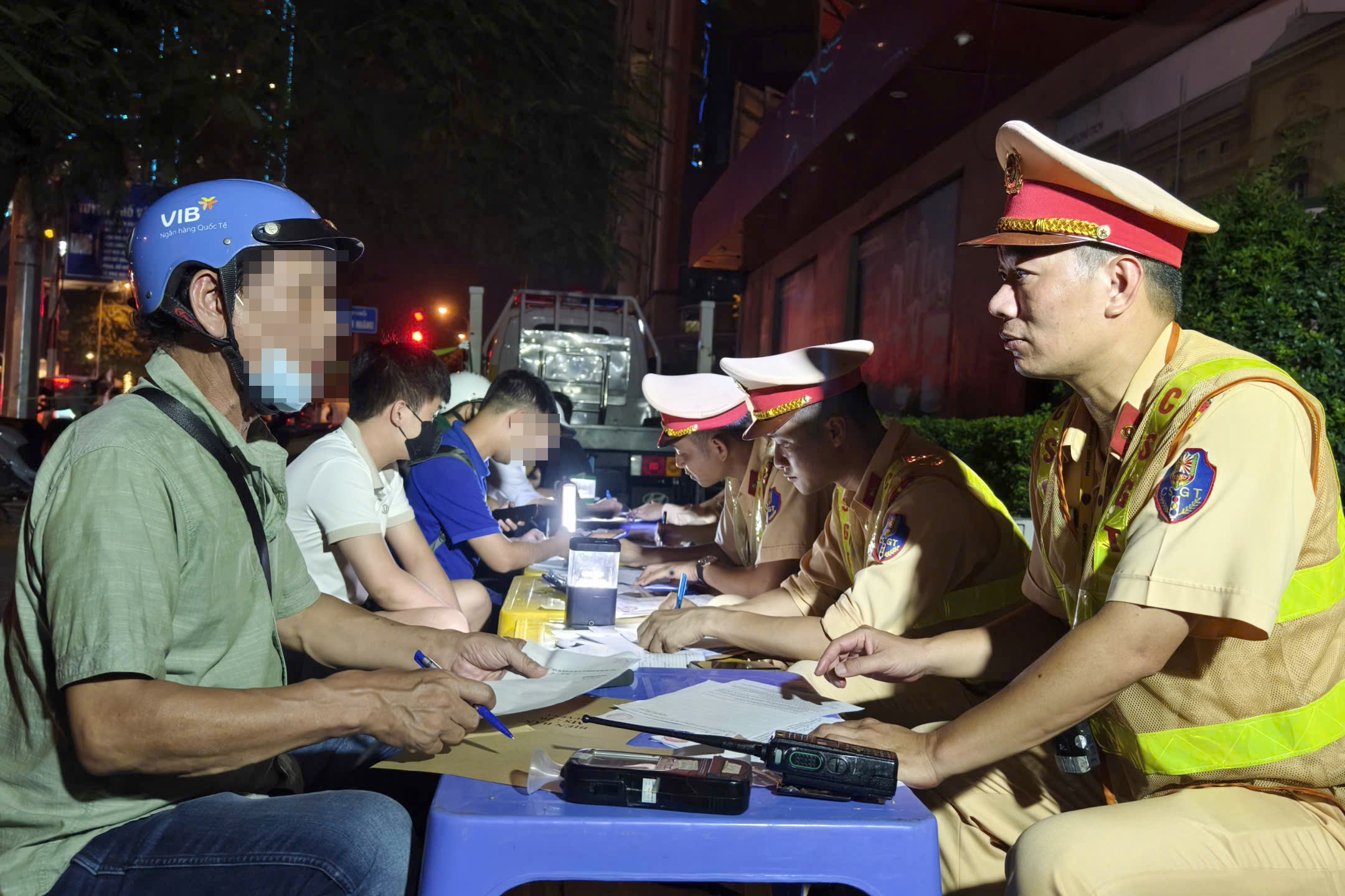Hà Nội: CSGT đón lõng gần khu ăn nhậu cuối tuần, xử lý hàng loạt "ma men" lái xe- Ảnh 9.