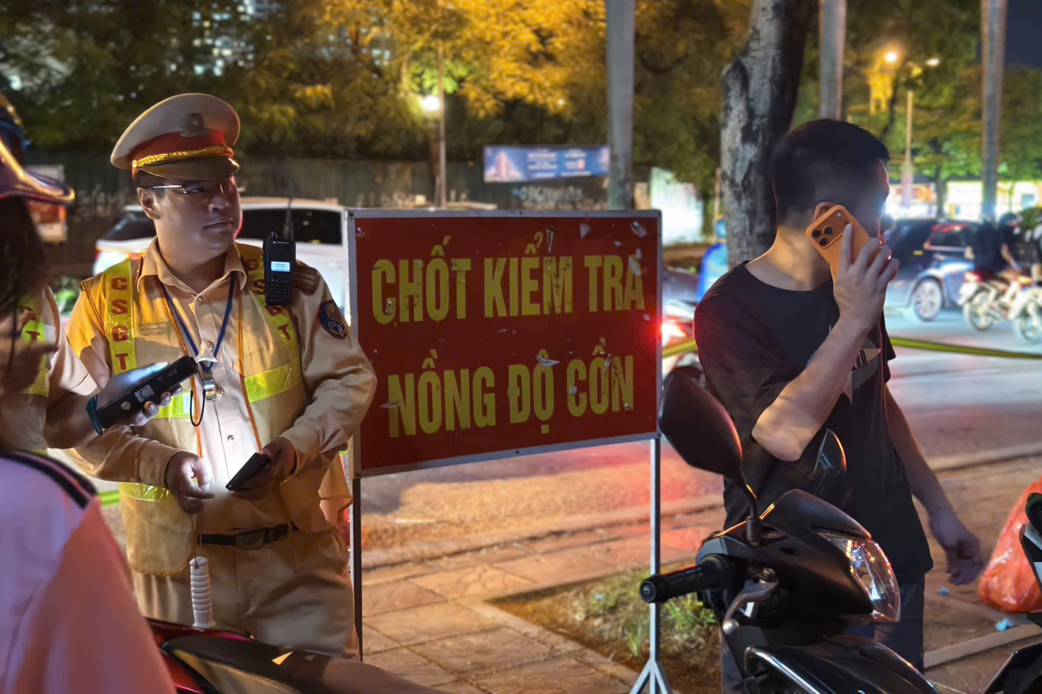 Hà Nội: CSGT đón lõng gần khu ăn nhậu cuối tuần, xử lý hàng loạt "ma men" lái xe- Ảnh 8.