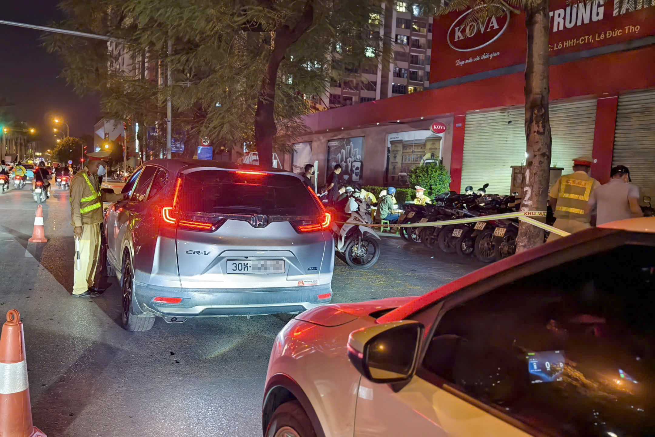 Hà Nội: CSGT đón lõng gần khu ăn nhậu cuối tuần, xử lý hàng loạt "ma men" lái xe- Ảnh 11.