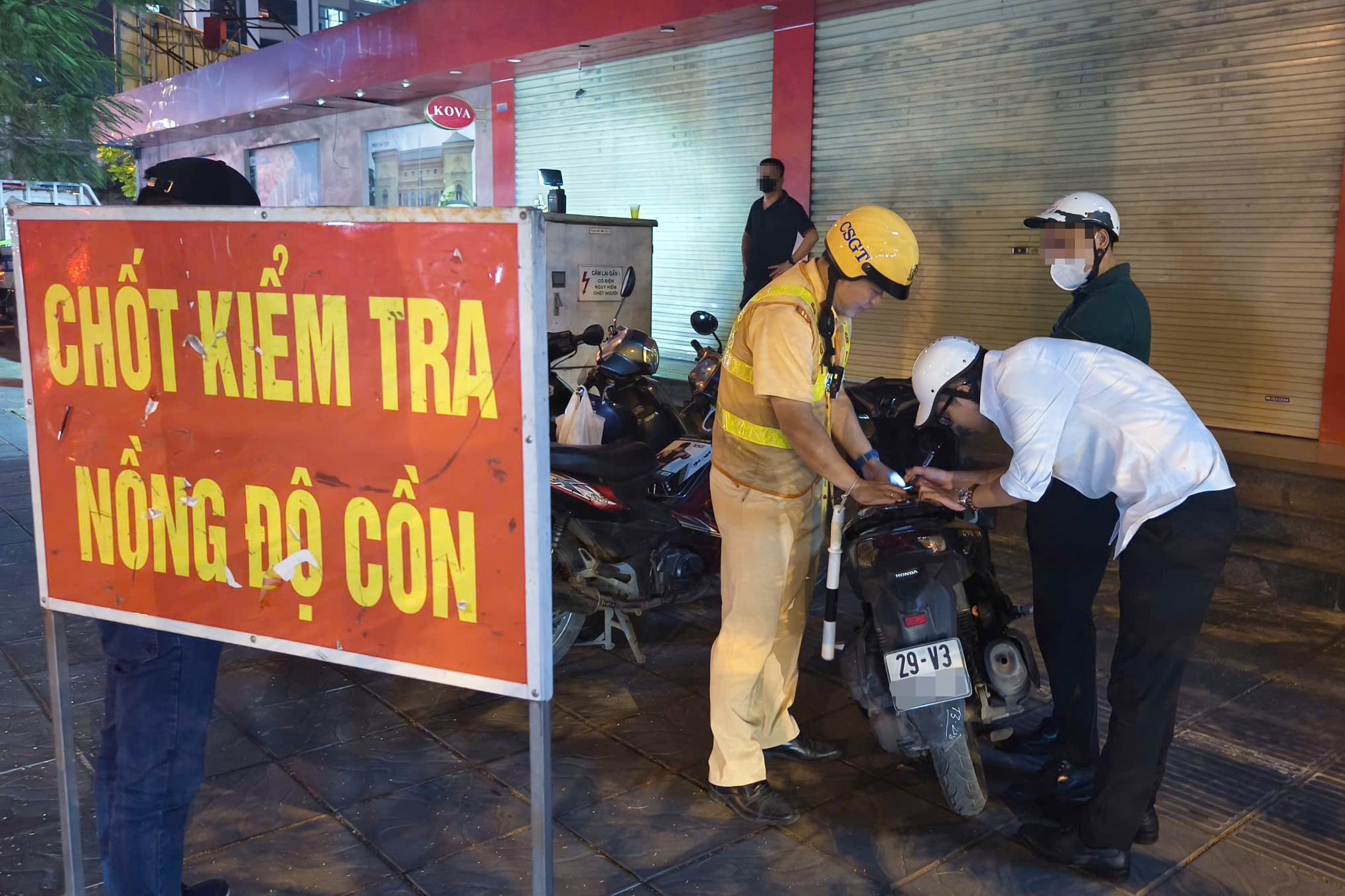 Hà Nội: CSGT đón lõng gần khu ăn nhậu cuối tuần, xử lý hàng loạt "ma men" lái xe- Ảnh 1.