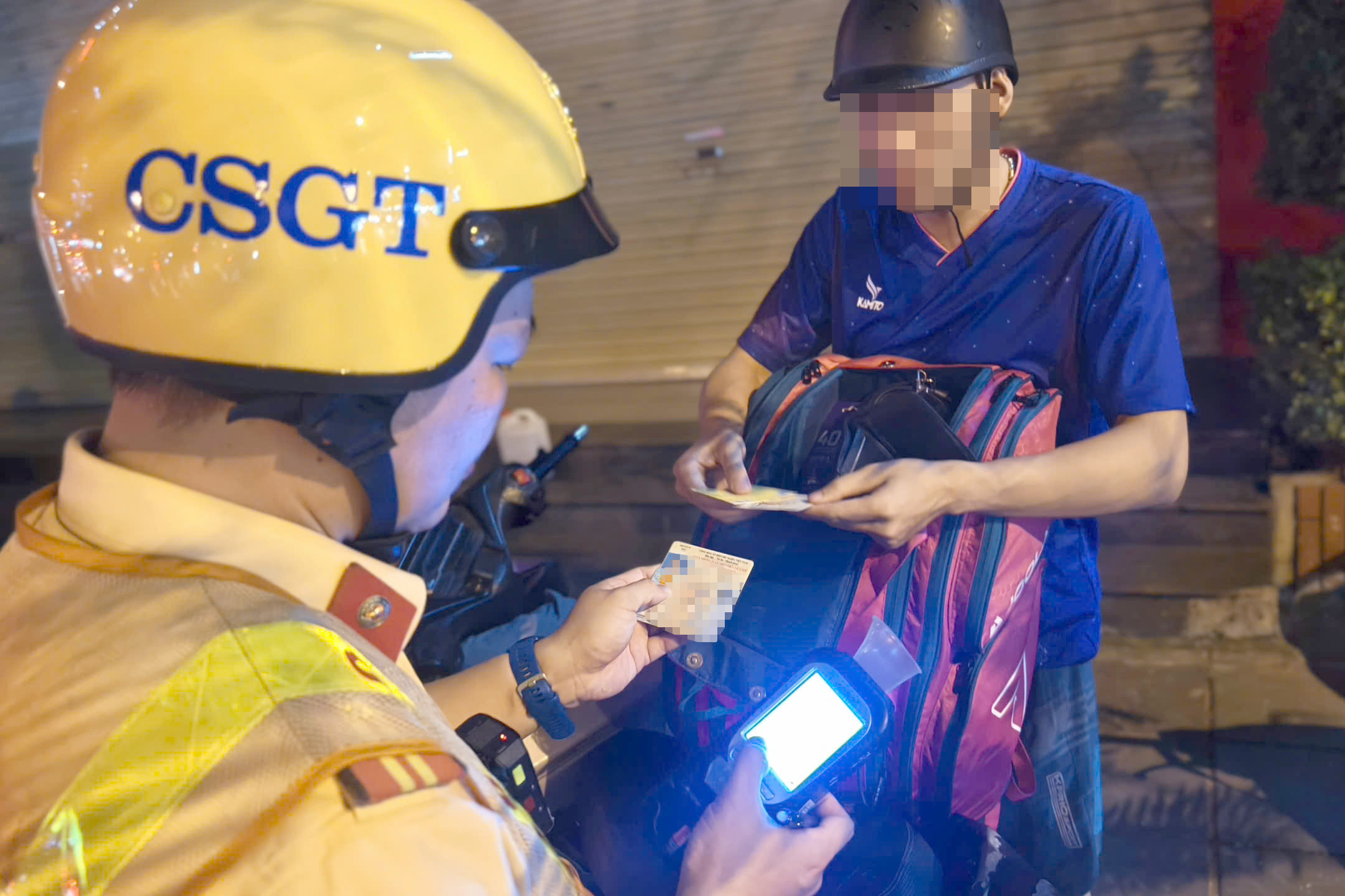 Hà Nội: CSGT đón lõng gần khu ăn nhậu cuối tuần, xử lý hàng loạt "ma men" lái xe- Ảnh 7.