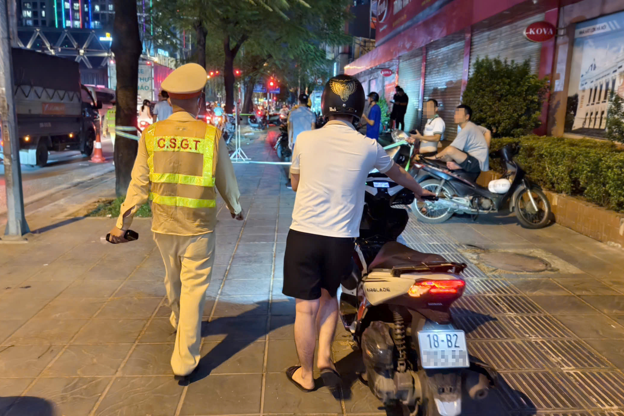 Hà Nội: CSGT đón lõng gần khu ăn nhậu cuối tuần, xử lý hàng loạt "ma men" lái xe- Ảnh 3.