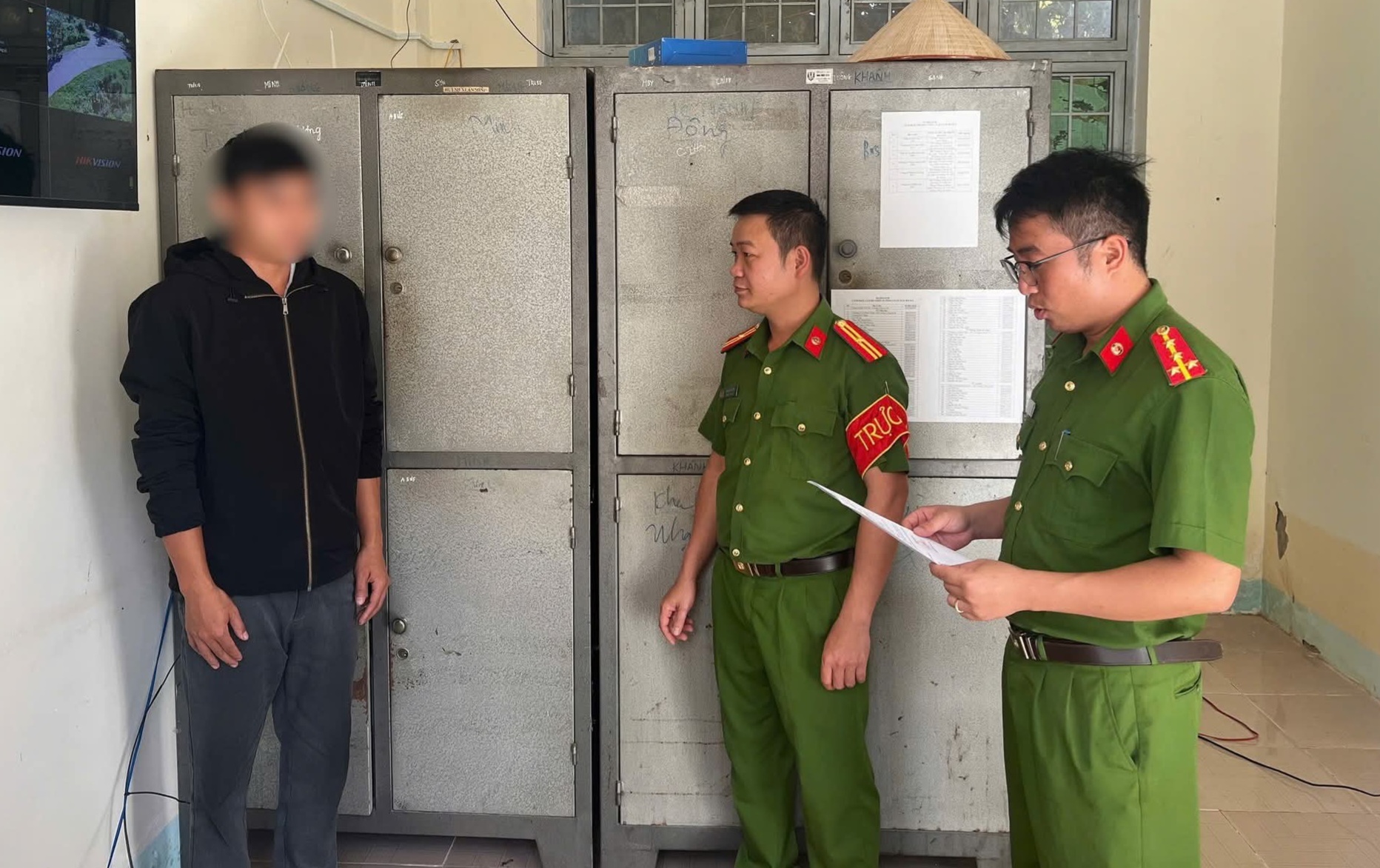Khởi tố đối tượng thuê xe tự lái rồi lên mạng mua giấy tờ giả mang đi cầm cố- Ảnh 1.