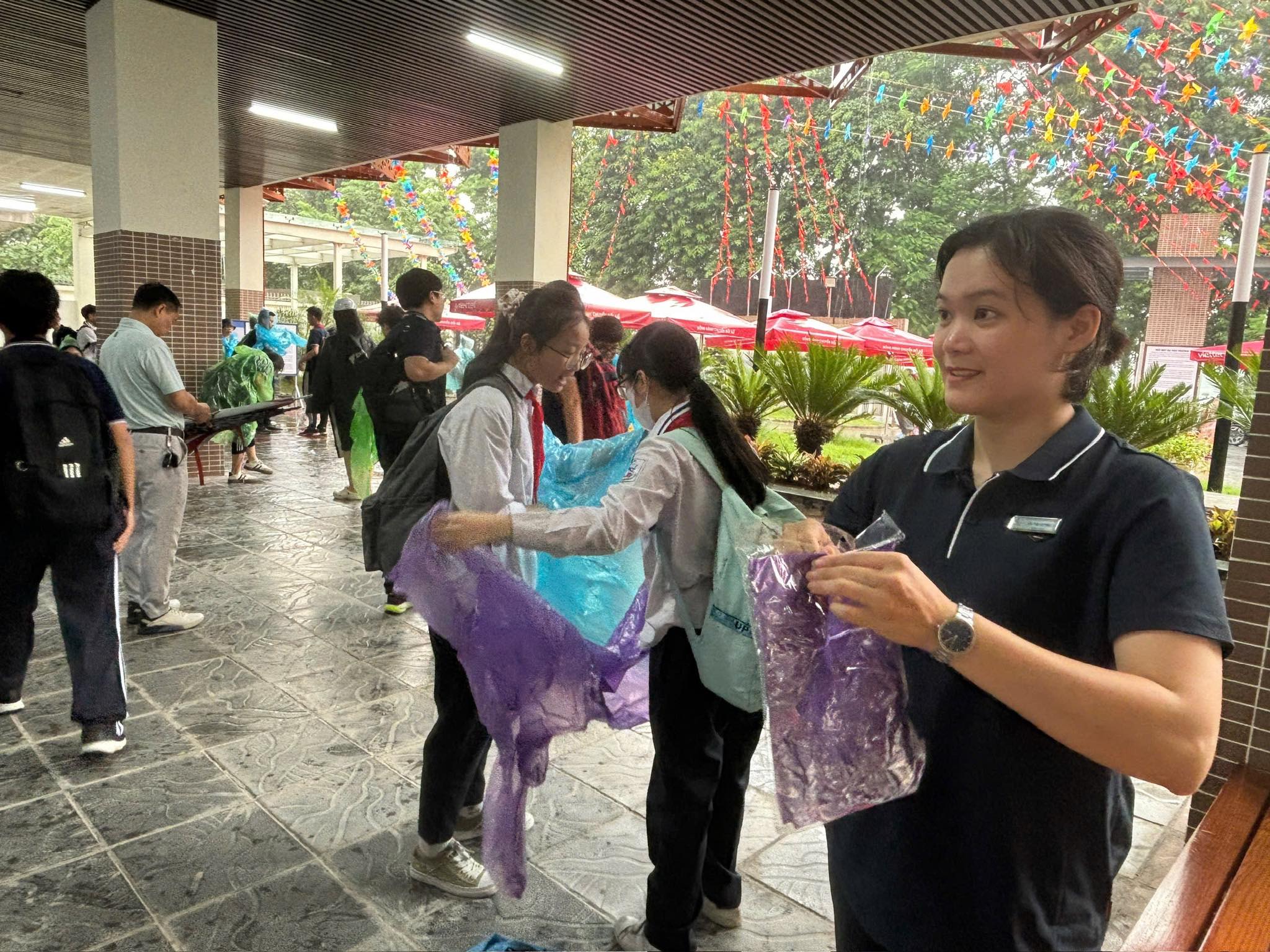 Hà Nội: Hơn 2,3 triệu học sinh nghỉ học để tránh bão Matmo- Ảnh 1.