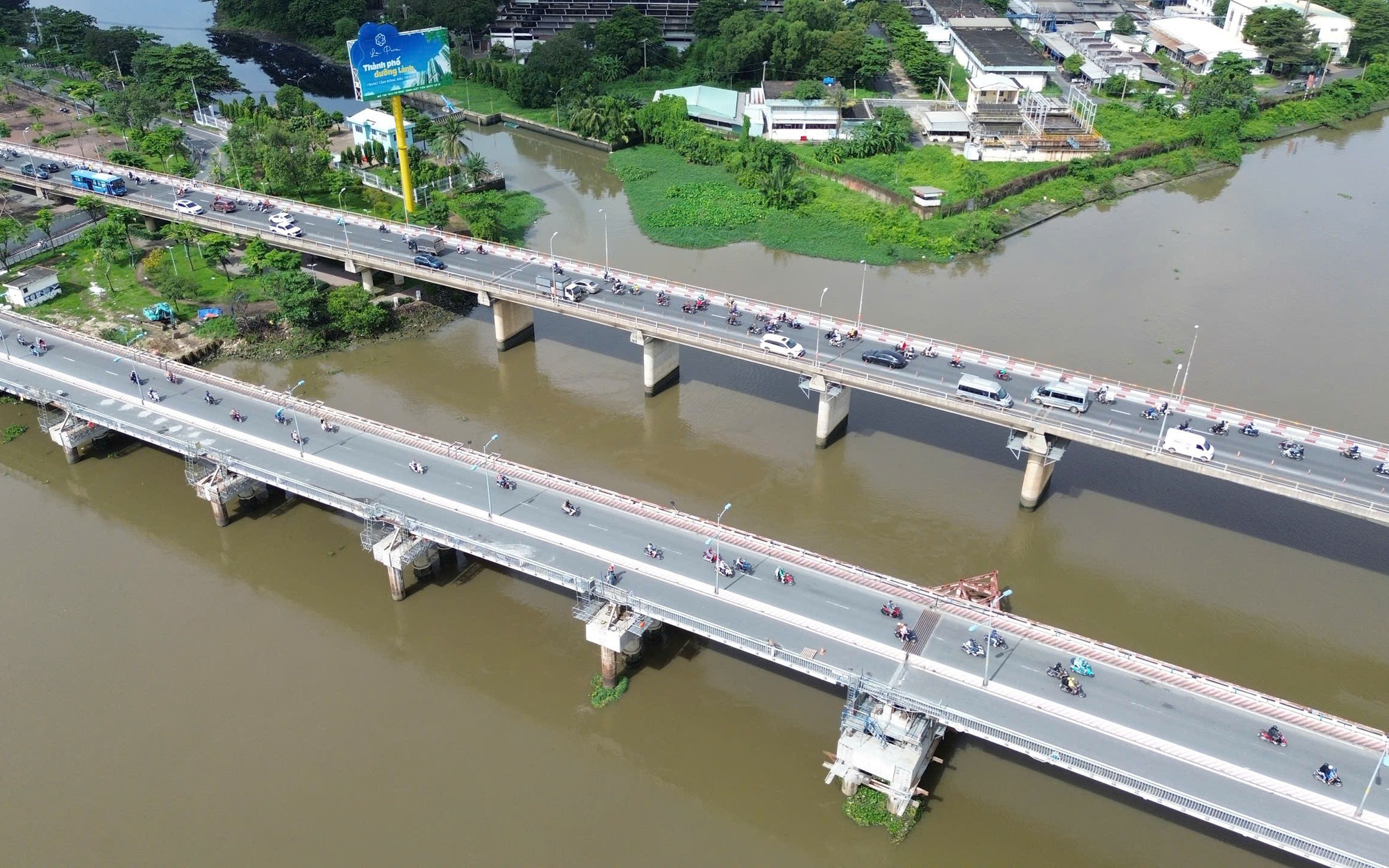 Hoàn tất kích nâng tĩnh không thông thuyền cầu 11.000 tấn bắc qua sông Sài Gòn lên 7m