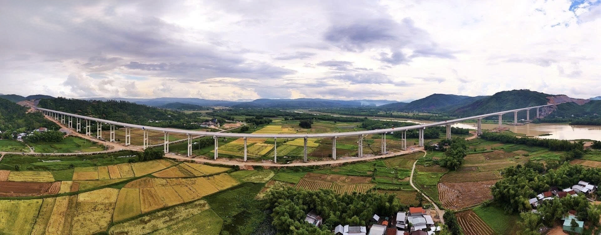 Nhà thầu lớn đua tiến độ về đích sớm trên đại công trường cao tốc Bắc - Nam- Ảnh 2.