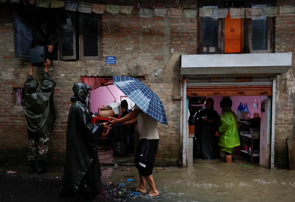 Nepal: Mưa lớn gây lũ quét khiến ít nhất 47 người chết, nhiều tuyến đường bị chia cắt- Ảnh 1.