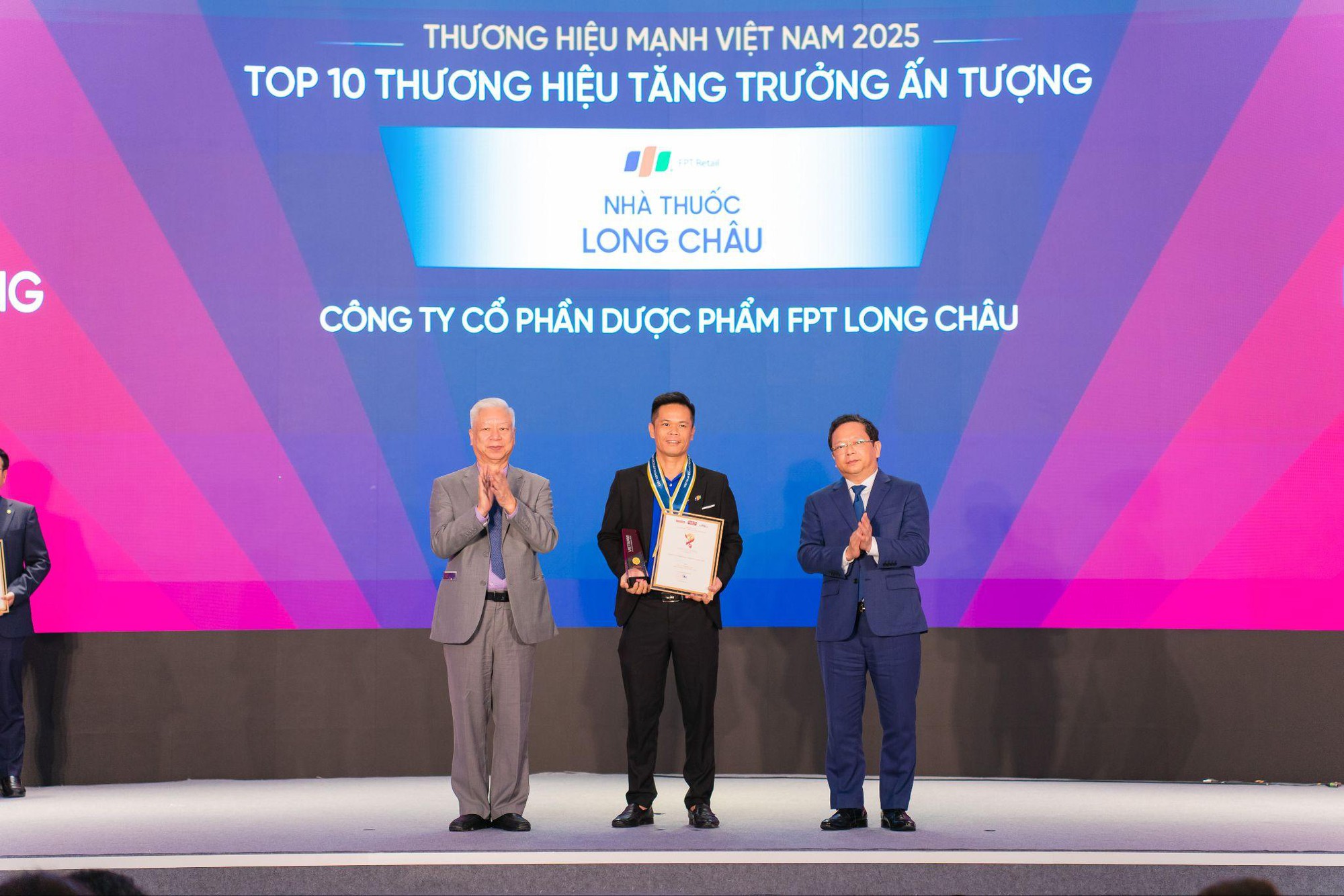 Long Châu được vinh danh “Top 10 thương hiệu tăng trưởng ấn tượng” 2025- Ảnh 2. Long Châu được vinh danh “Top 10 thương hiệu tăng trưởng ấn tượng” 2025- Ảnh 2.