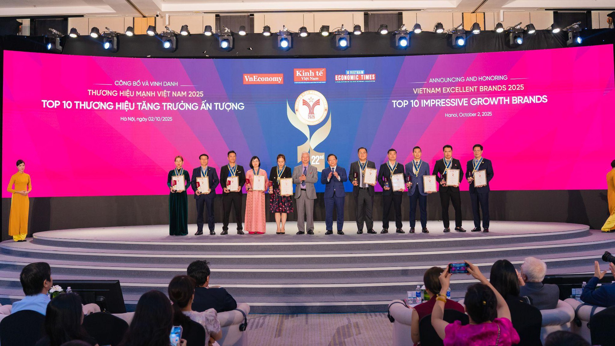 Long Châu được vinh danh “Top 10 thương hiệu tăng trưởng ấn tượng” 2025- Ảnh 3. Long Châu được vinh danh “Top 10 thương hiệu tăng trưởng ấn tượng” 2025- Ảnh 3.